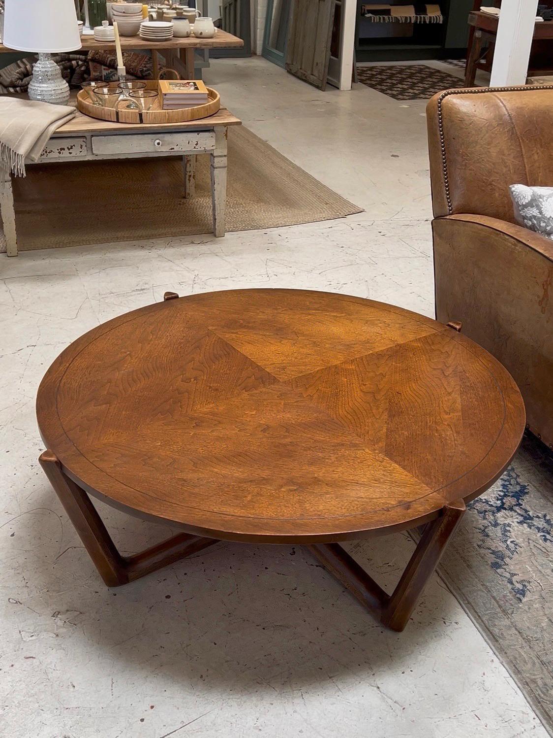 Mid-Century Modern Round Coffee Table en vente 3