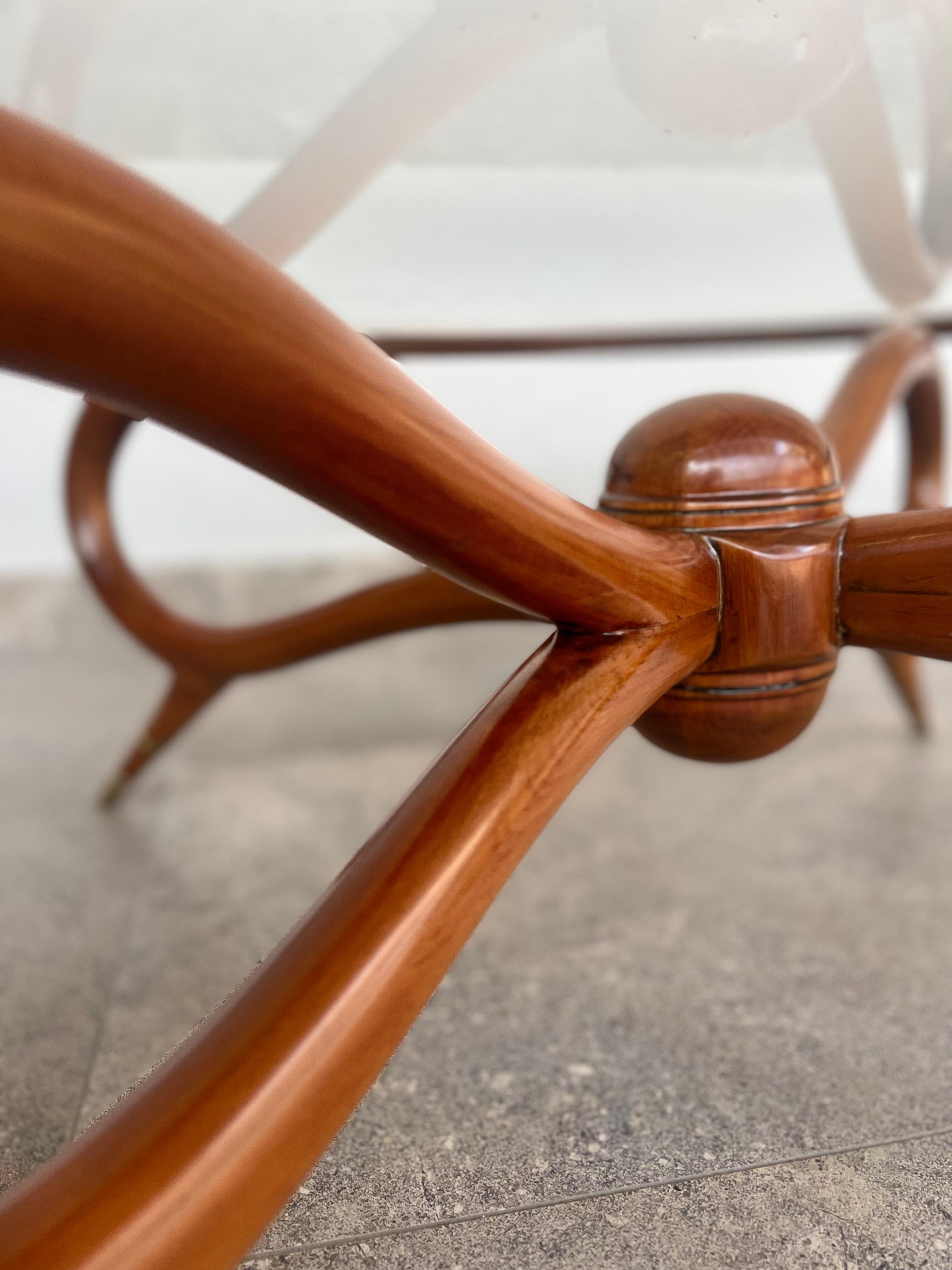Mid-Century Modern Round Coffee Table For Sale 3