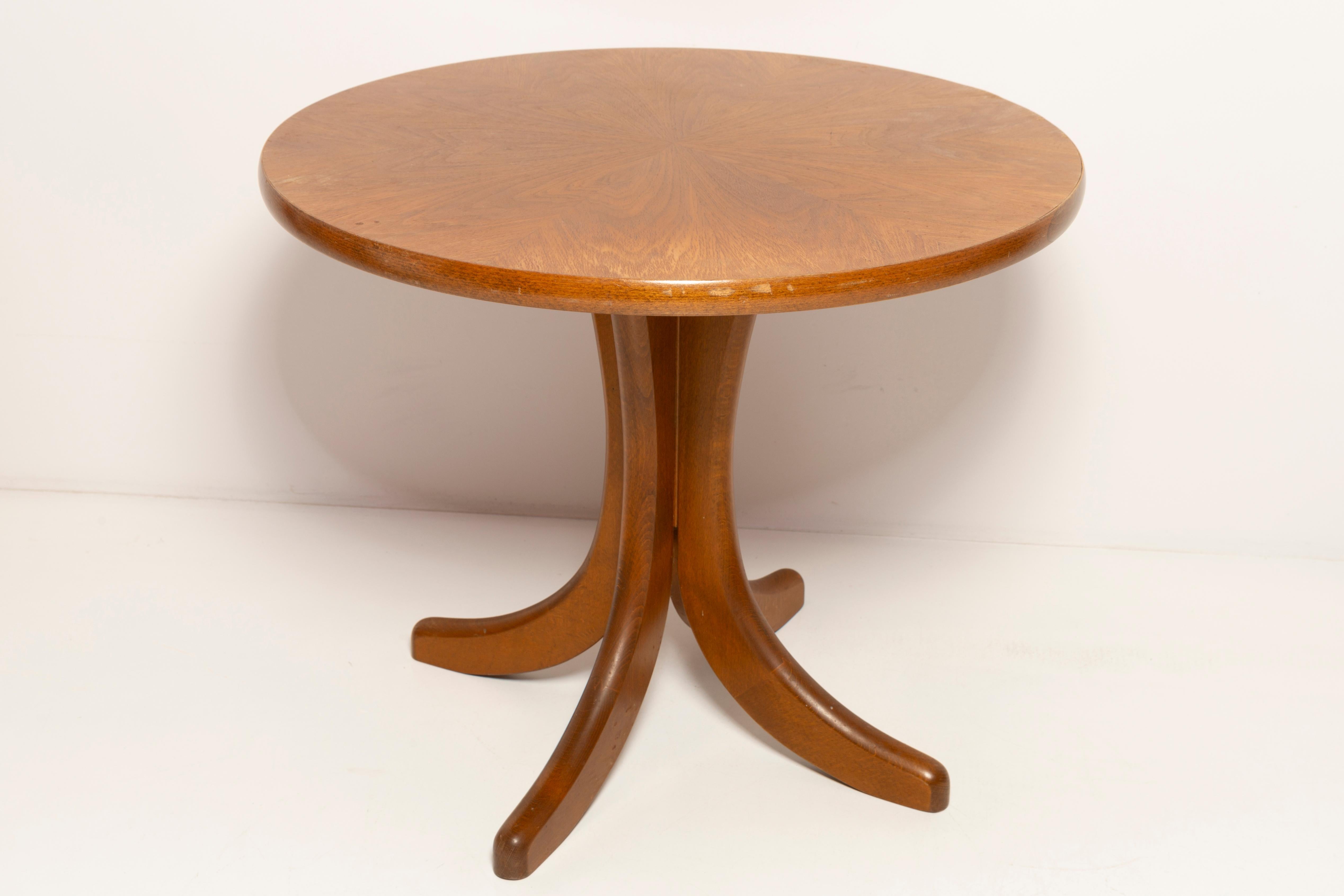 Couchtisch aus den 1960er Jahren. Es wurde in den 1960er Jahren in Polen hergestellt. Der Tisch wurde aus Eichenholz und Furniersperrholz gefertigt, er wurde aufgefrischt. Originaler Vintage-Zustand.