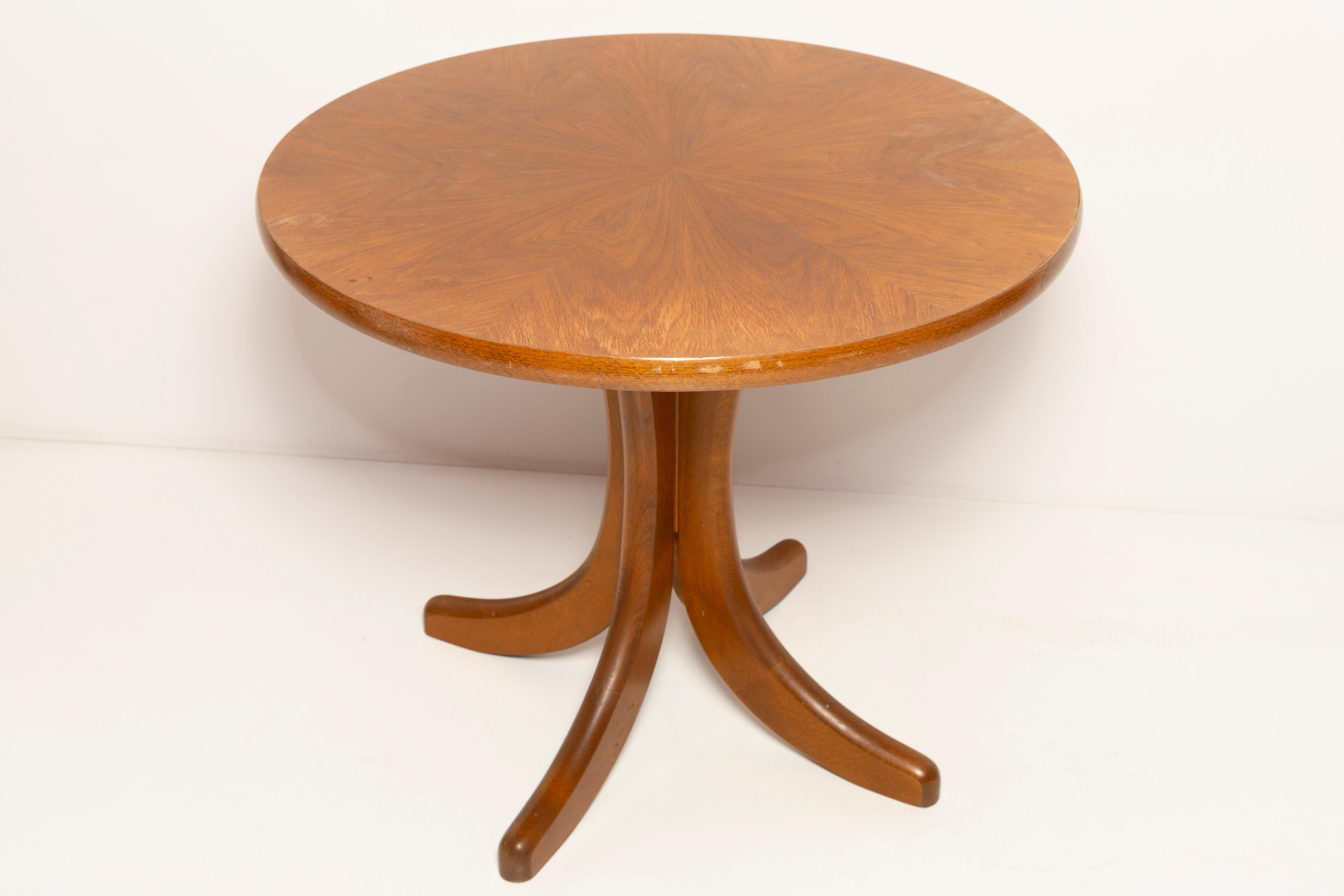 Mid-Century Modern Table basse ronde moderne du milieu du siècle, bois de chêne, Pologne, années 1960 en vente