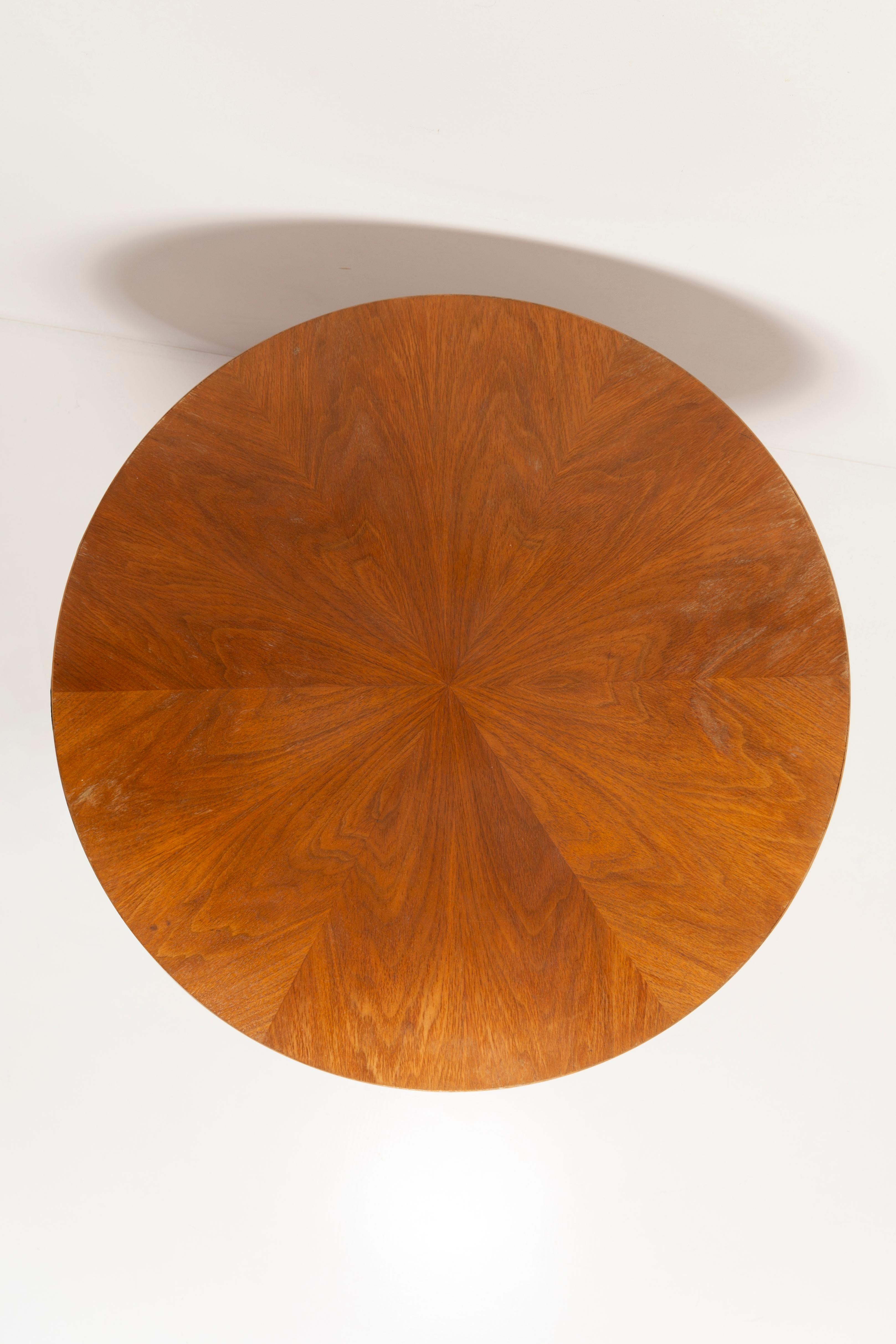 Peint à la main Table basse ronde moderne du milieu du siècle, bois de chêne, Pologne, années 1960 en vente