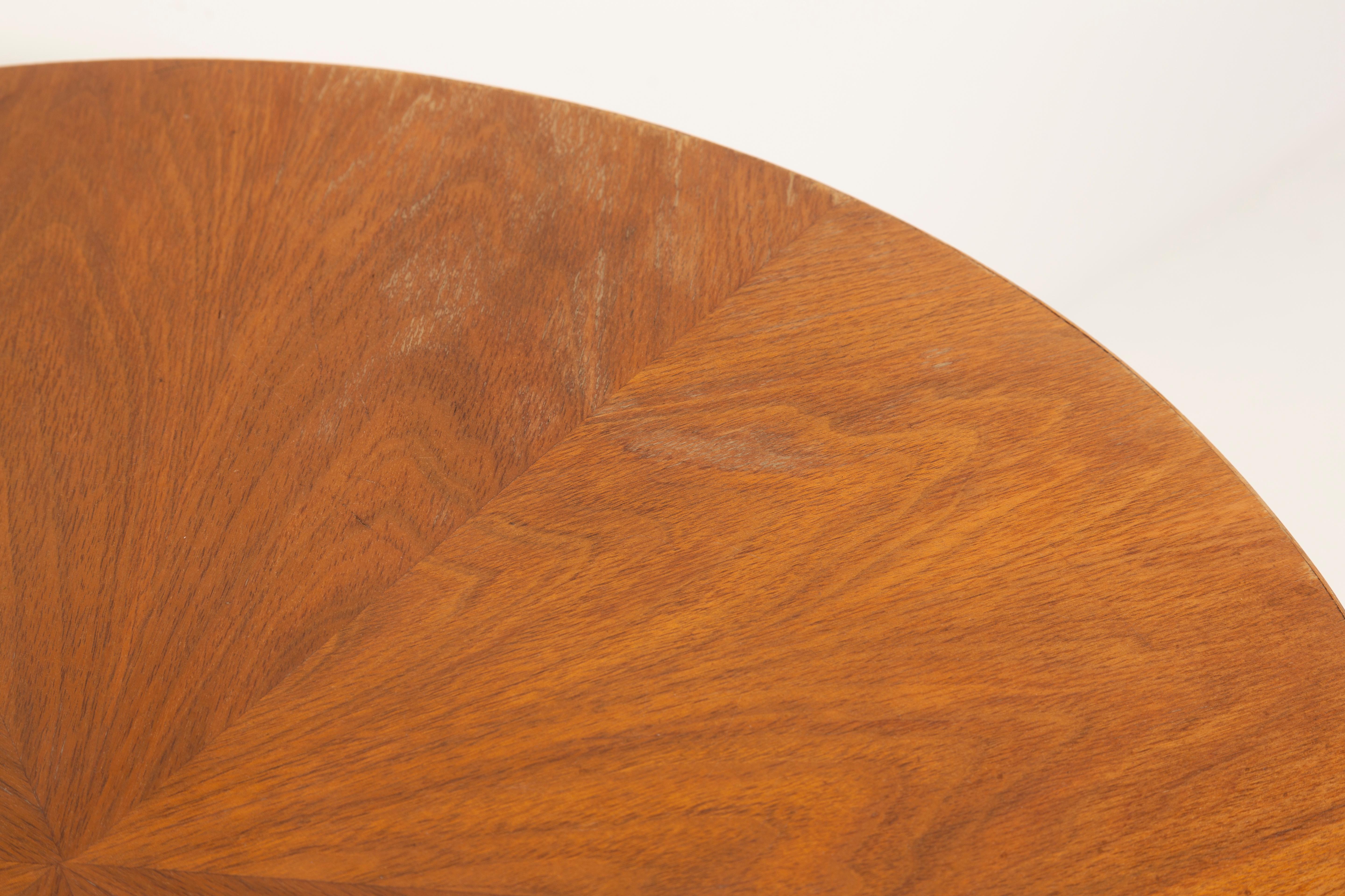Table basse ronde moderne du milieu du siècle, bois de chêne, Pologne, années 1960 Bon état - En vente à 05-080 Hornowek, PL