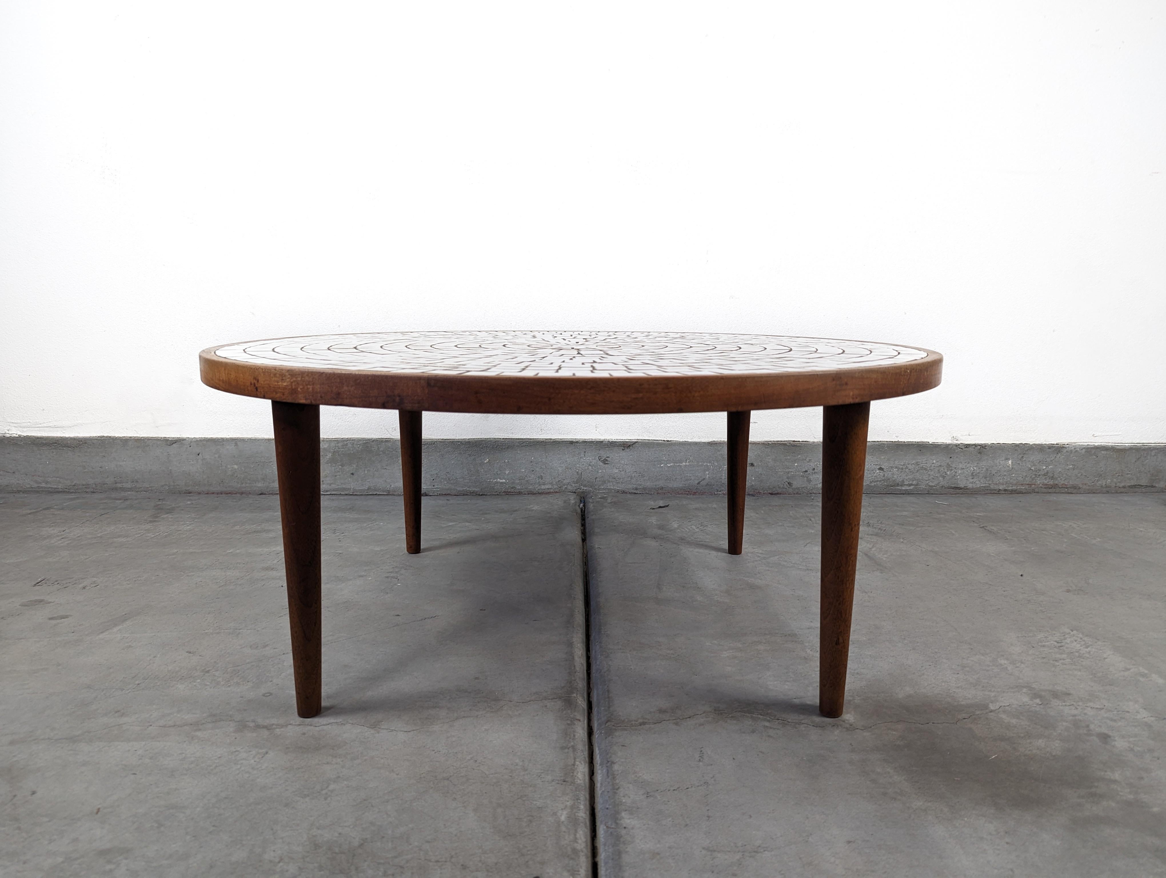 Mid-Century Modern Table basse ronde mi-siècle moderne avec plateau en carreaux de Gordon & Jane Martz, vers les années 1960 en vente