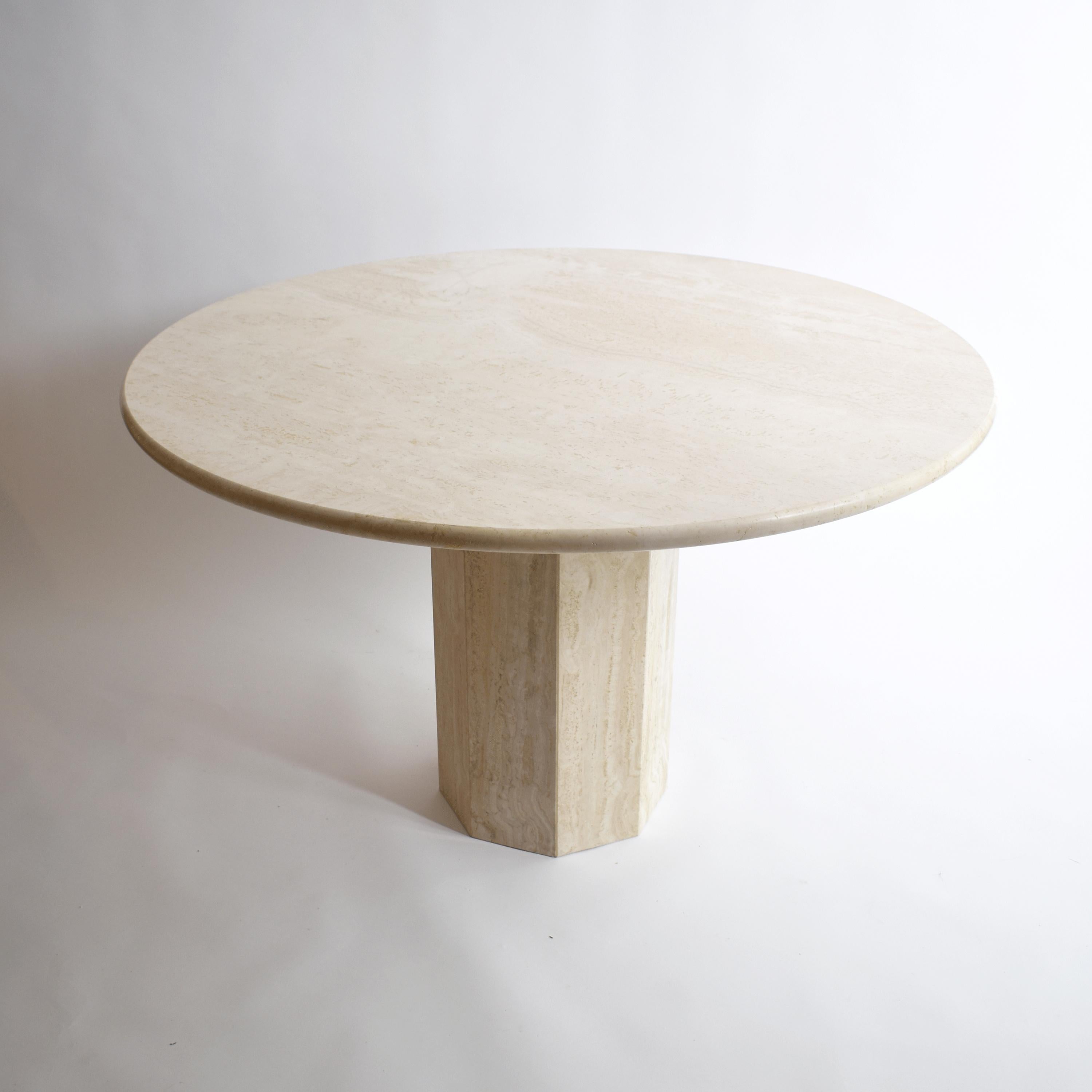 Italian Mid-Century Modern dining table. 
Made in cream travertine, with a nice shape and round edge, the top is sitting on a pedestal center foot.
Beautiful stone patterns, with sandy effects.
This table seats six guests comfortably.