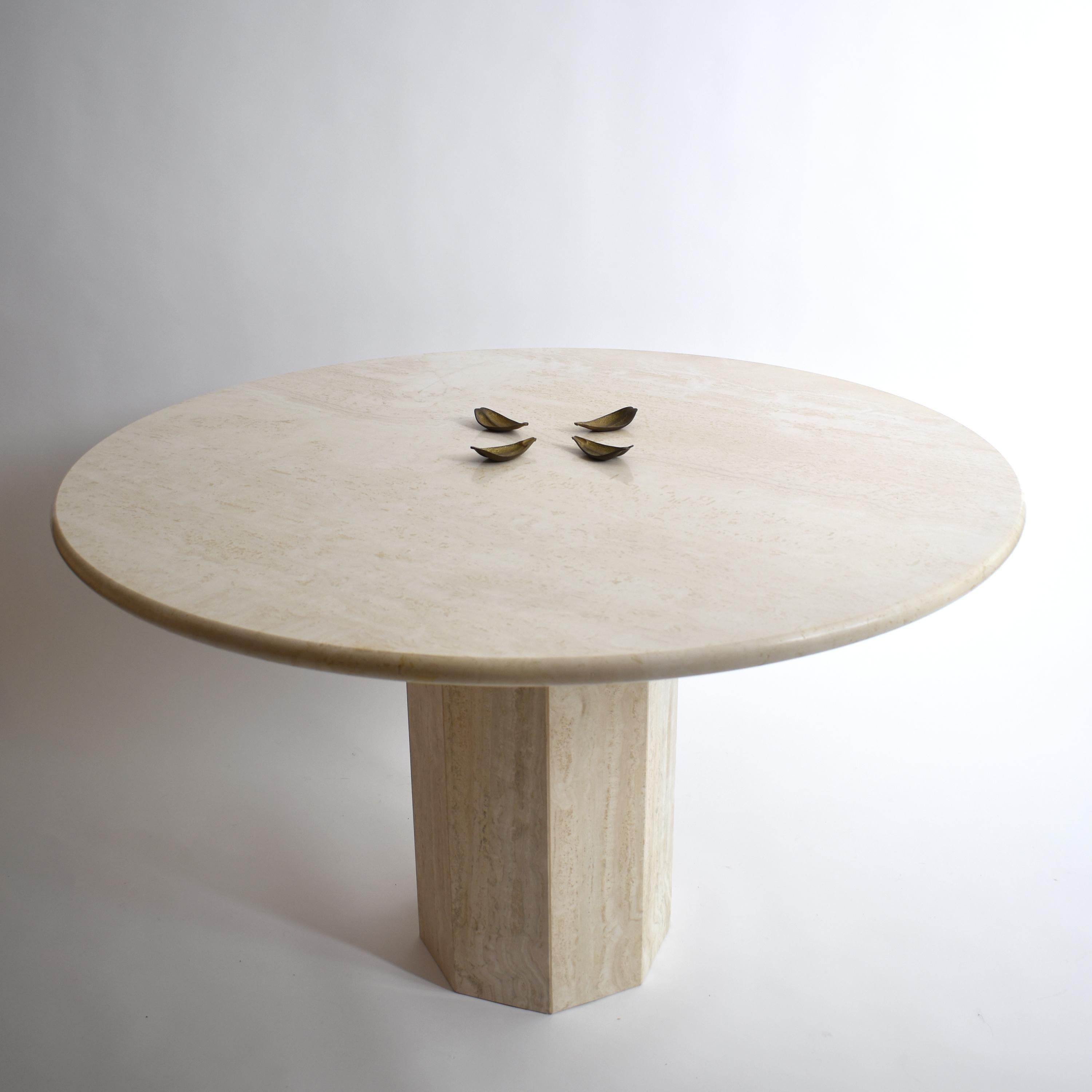 Mid-Century Modern Round Cream Travertine Dining Table, Italy, 1970 1