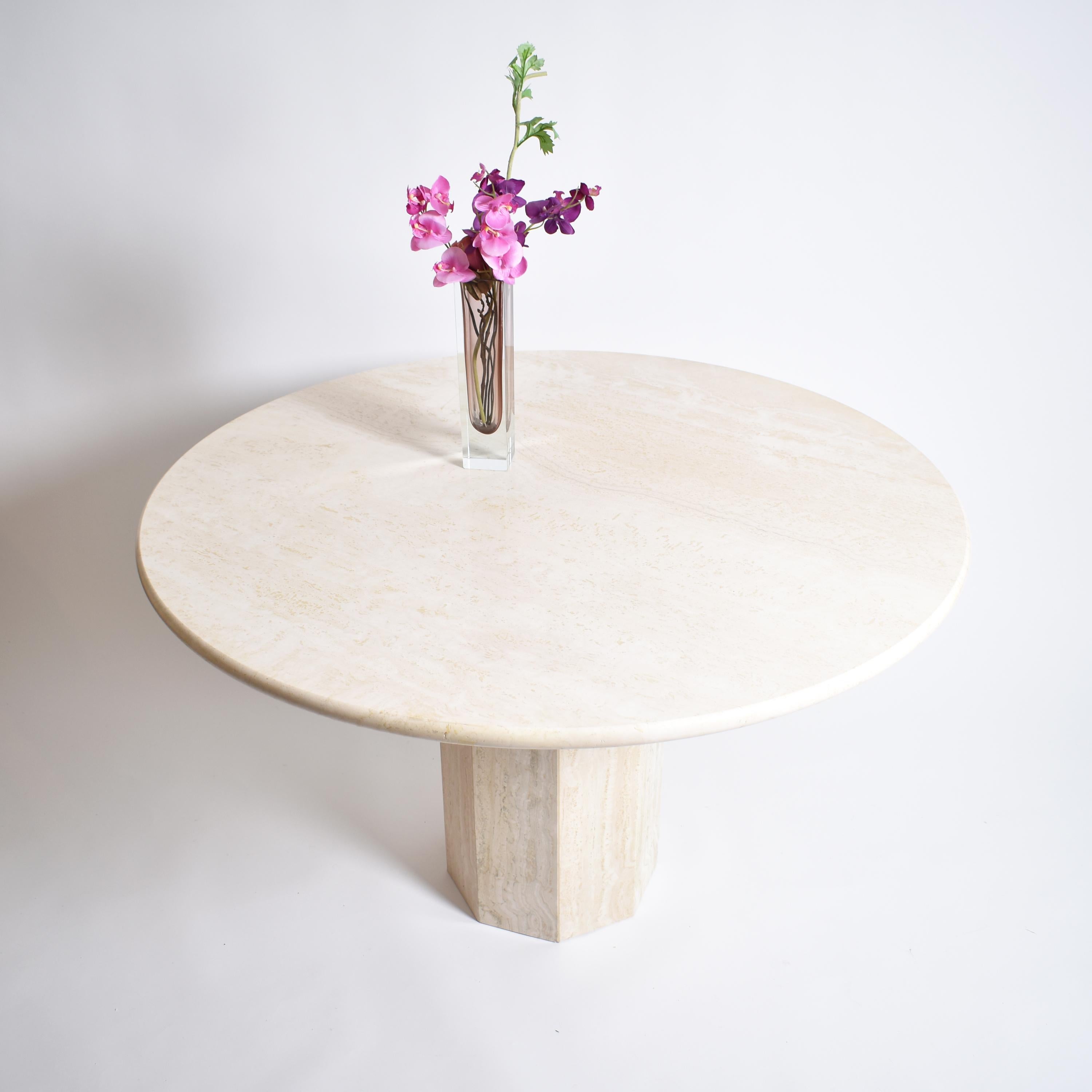 Mid-Century Modern Round Cream Travertine Dining Table, Italy, 1970 2