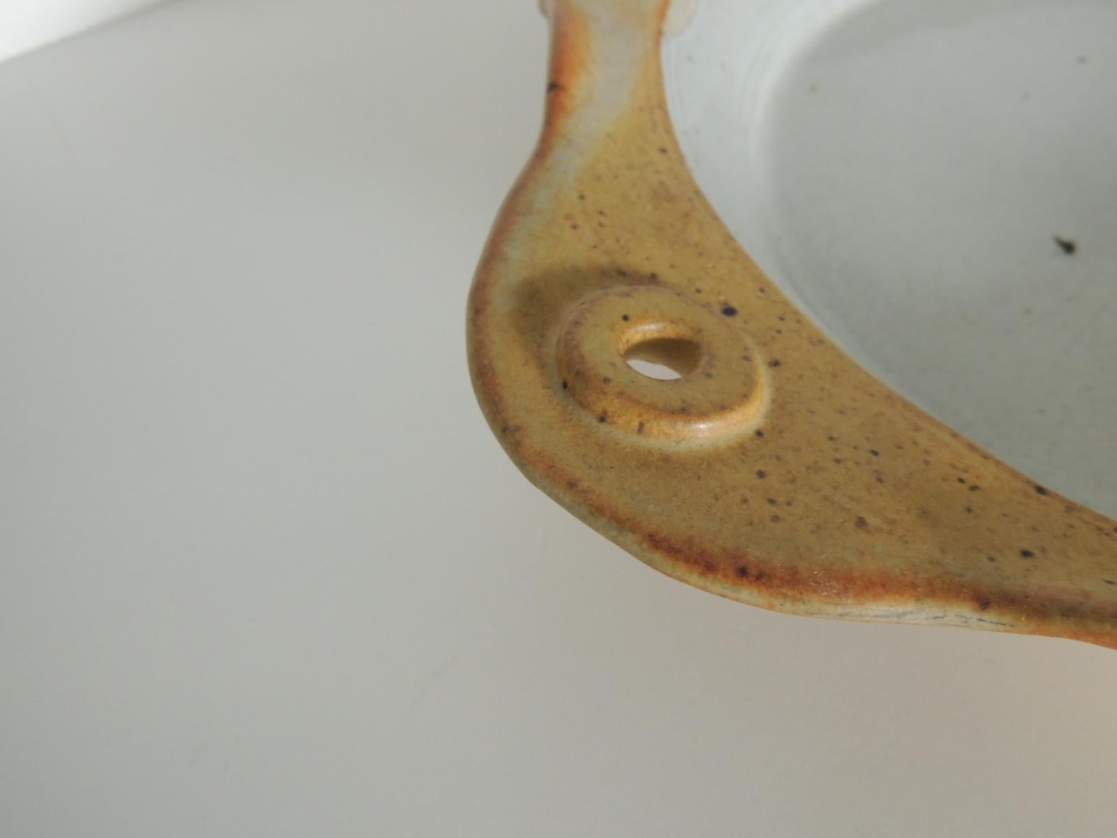 Mid-Century Modern round decorative serving bowl
Pie style ceramic bowl with pierced handles.
Size: 11.5