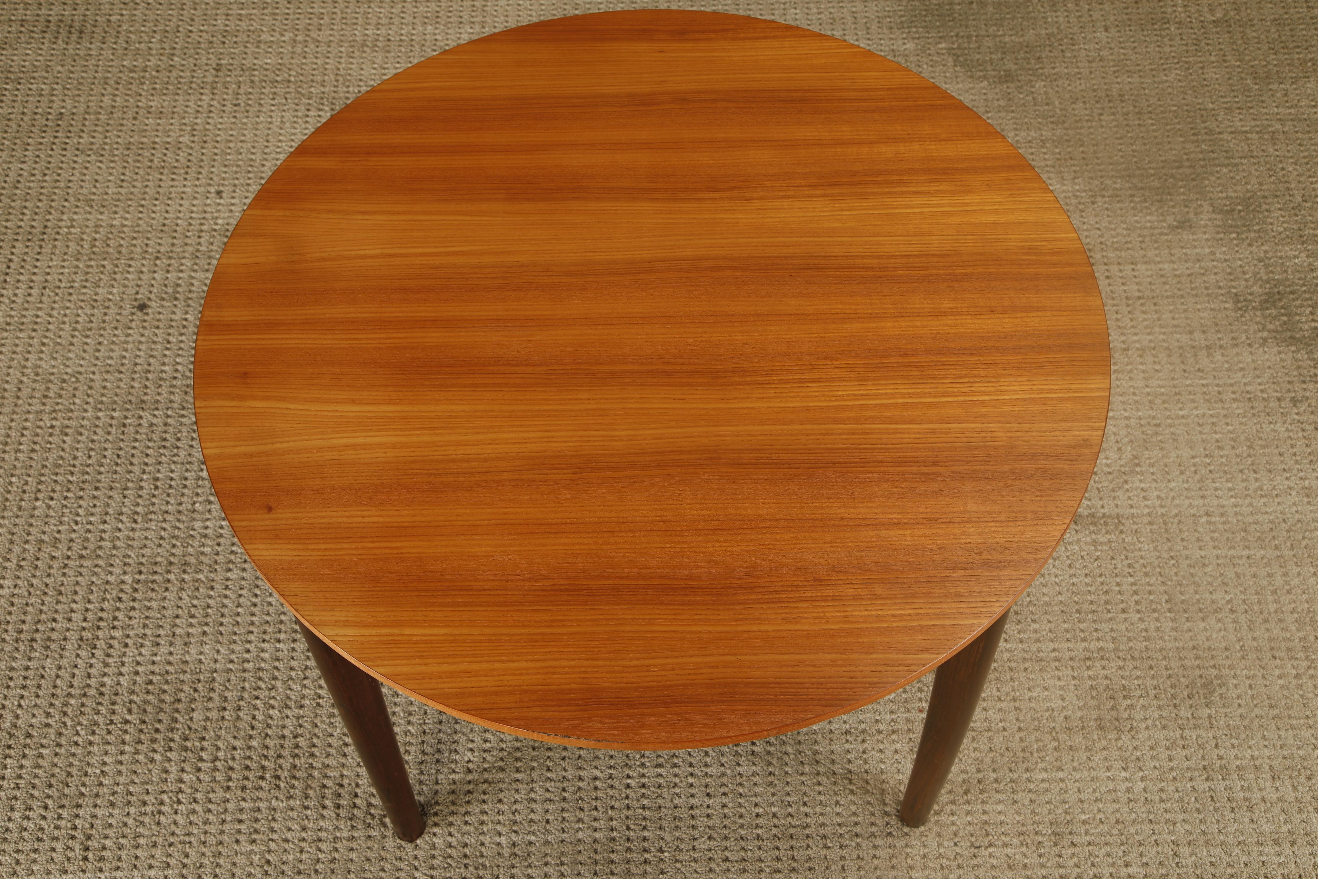 Mid-Century Modern Round Dining / Café / Game Table, Denmark, 1960s For Sale 1