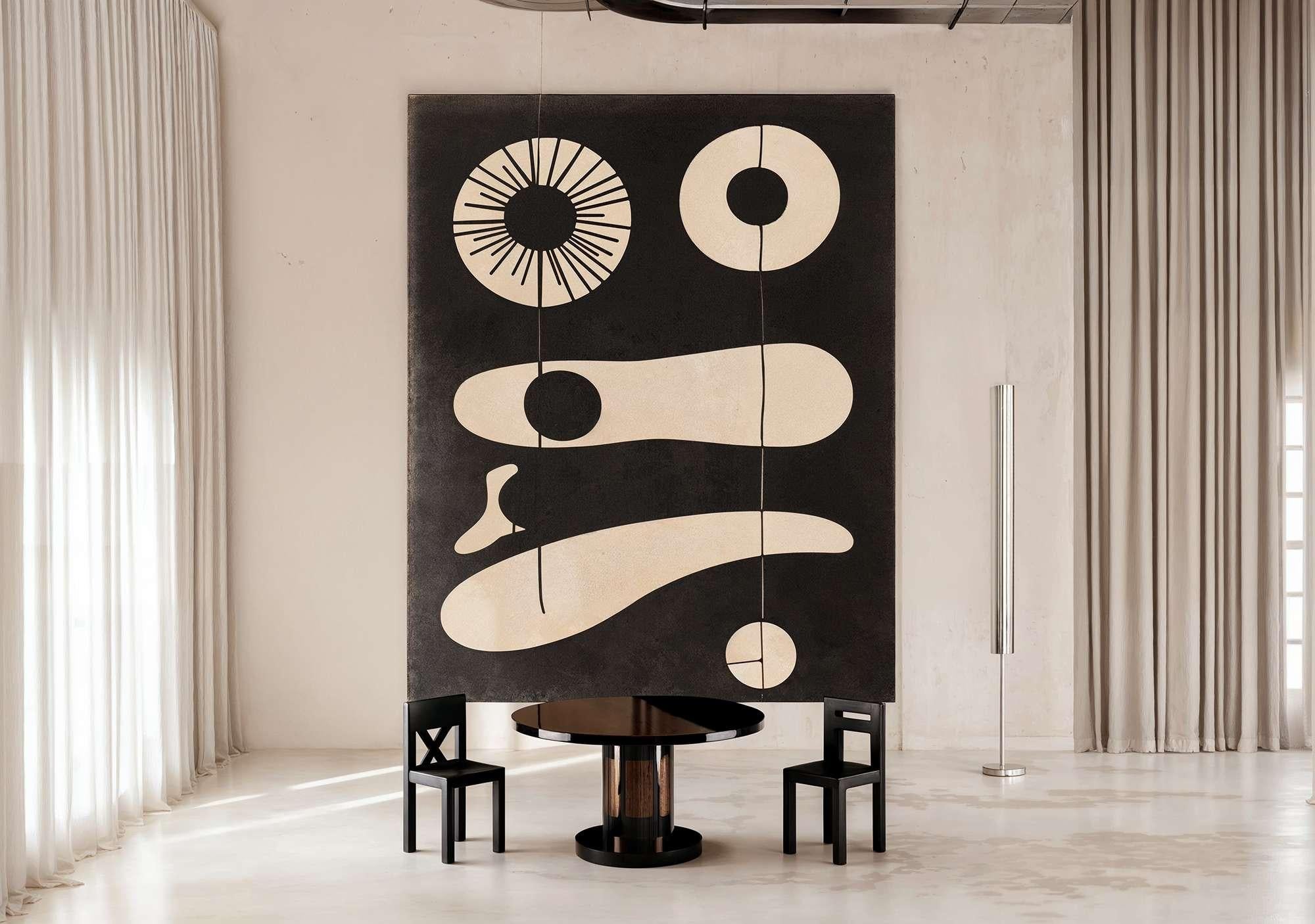 Table de salle à manger ronde mi-siècle moderne avec piédestal en marqueterie de bois foncé
La table de salle à manger Almada est une étonnante table ronde qui allie sans effort l'élégance inspirée de l'Art déco à une touche de charme moderne du