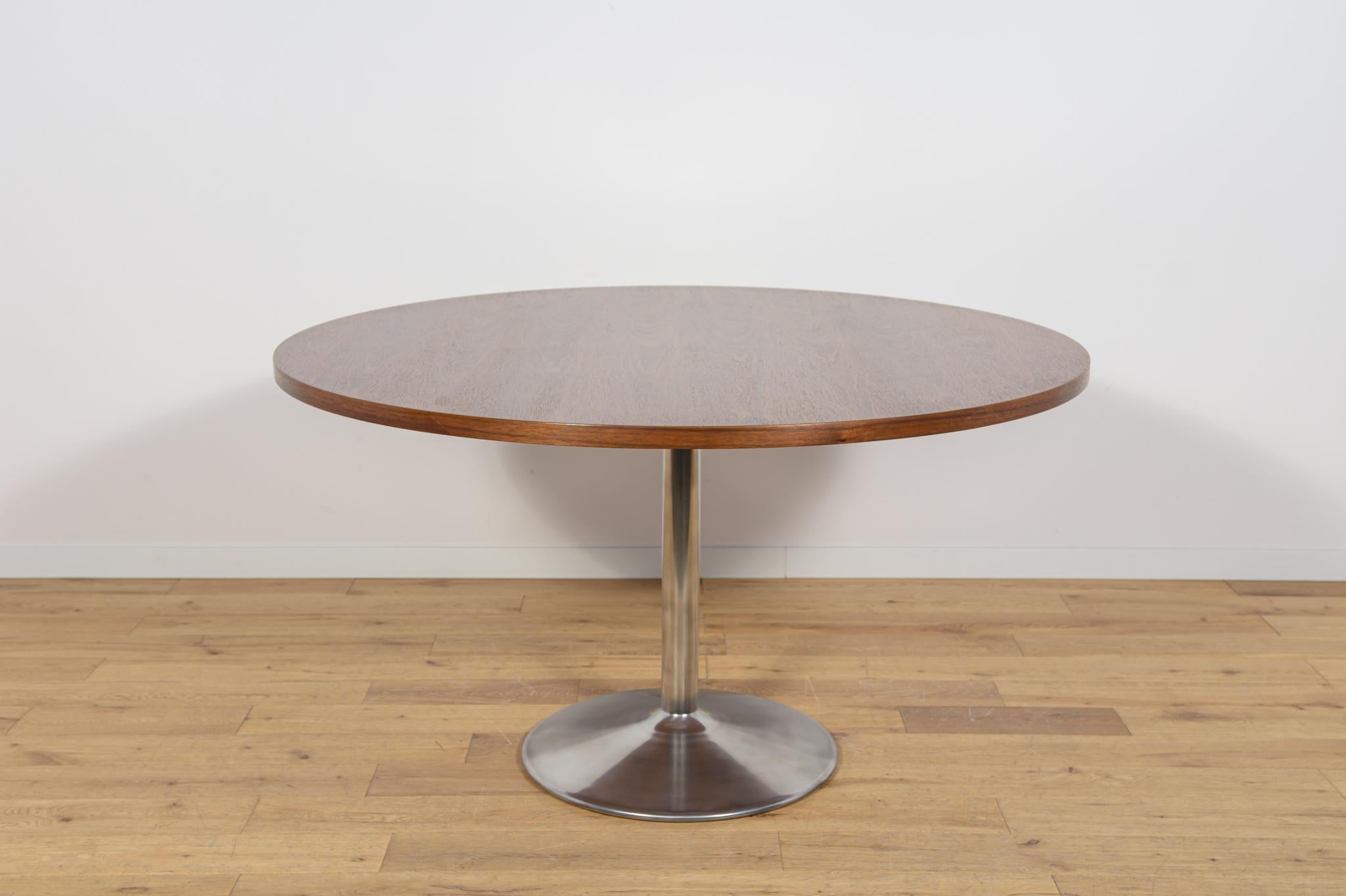 
La mesa se fabricó en Dinamarca en la década de 1970. Tablero de mesa de chapa de jatobe. Los muebles se han sometido a una exhaustiva renovación de carpintería, se han limpiado del antiguo revestimiento y se han acabado con aceite danés de alta