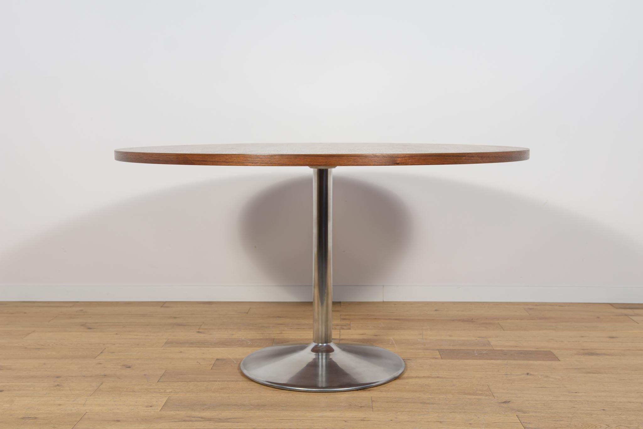 Mesa de comedor redonda moderna de mediados de siglo, Dinamarca, 1970 Moderno de mediados de siglo en venta