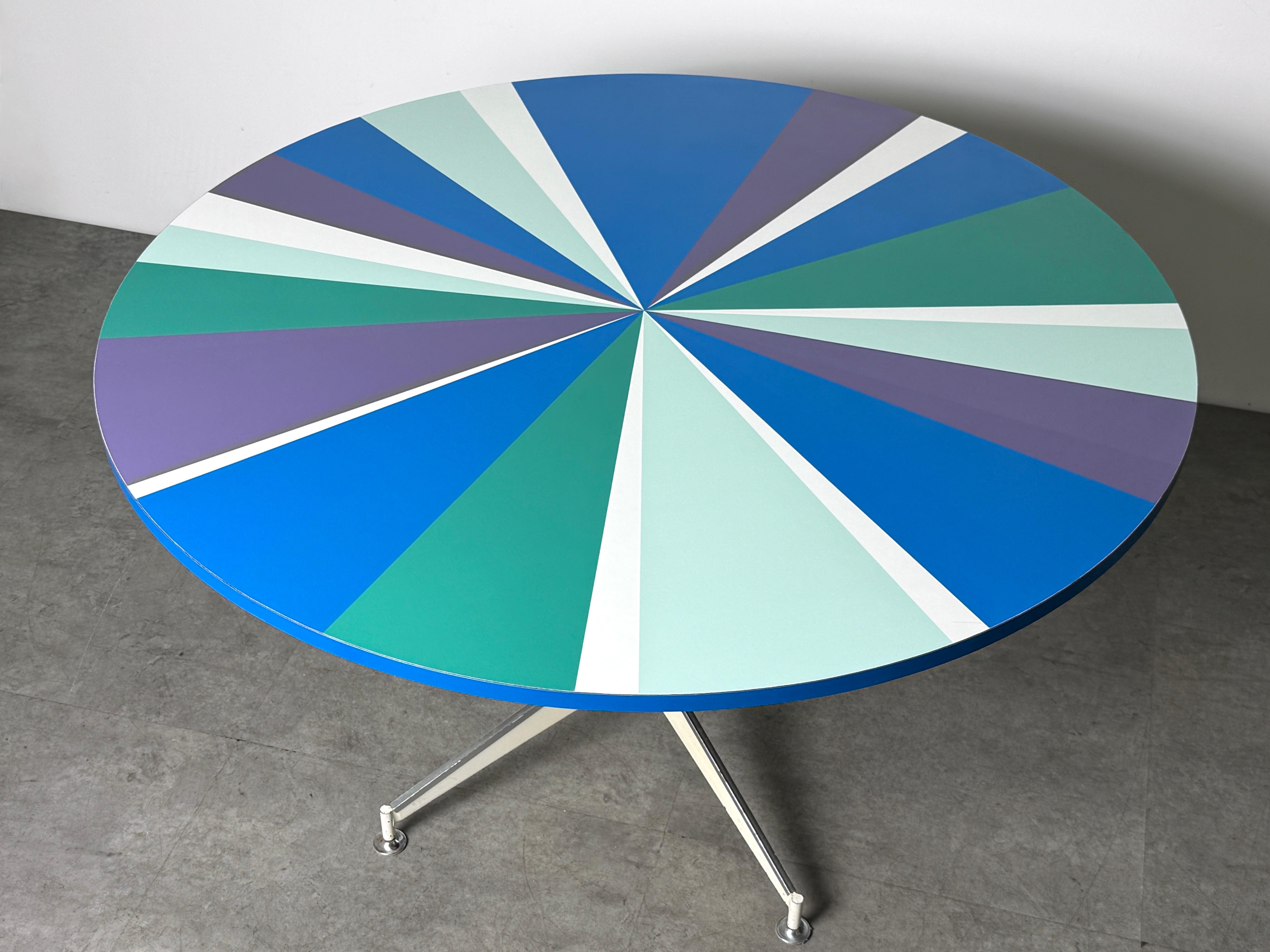 Mid-Century Modern Table de salle à manger ronde moderne du milieu du siècle, Peter Pepper Products, Starburst Design en vente