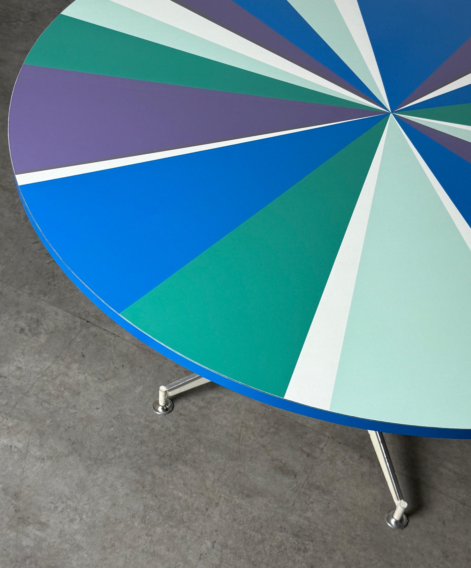 Américain Table de salle à manger ronde moderne du milieu du siècle, Peter Pepper Products, Starburst Design en vente