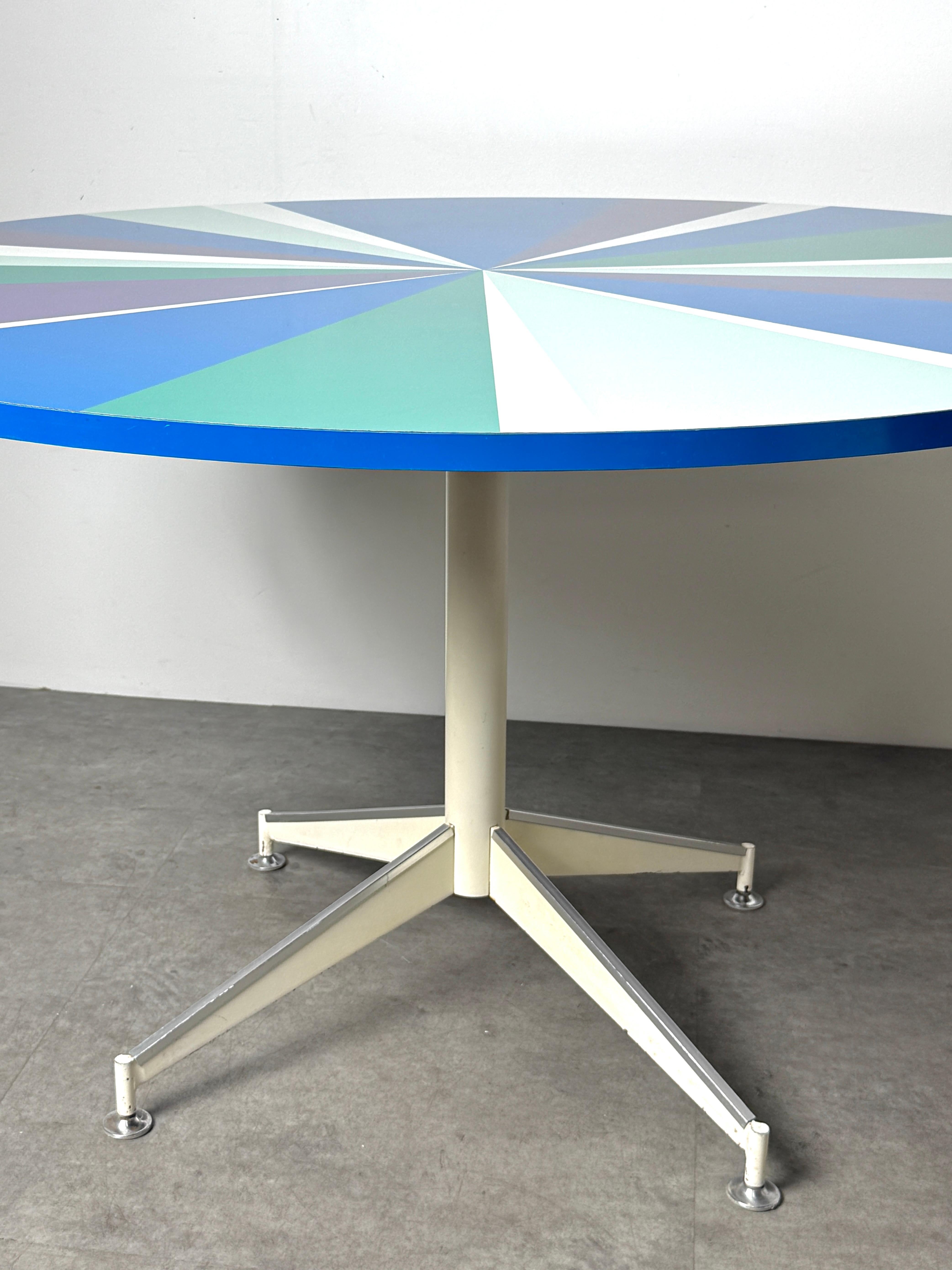 Table de salle à manger ronde moderne du milieu du siècle, Peter Pepper Products, Starburst Design Bon état - En vente à Troy, MI