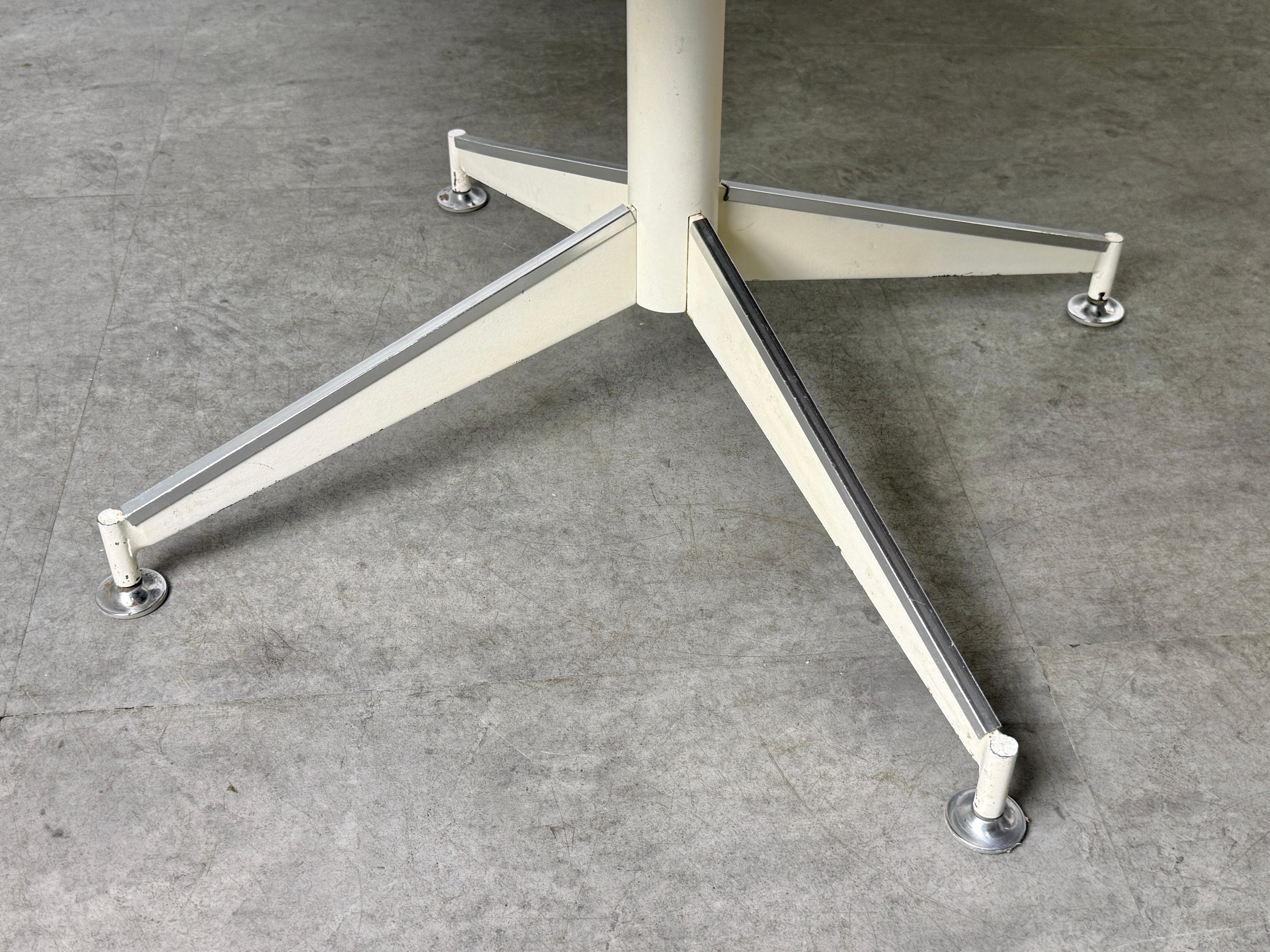 Table de salle à manger ronde moderne du milieu du siècle, Peter Pepper Products, Starburst Design en vente 1