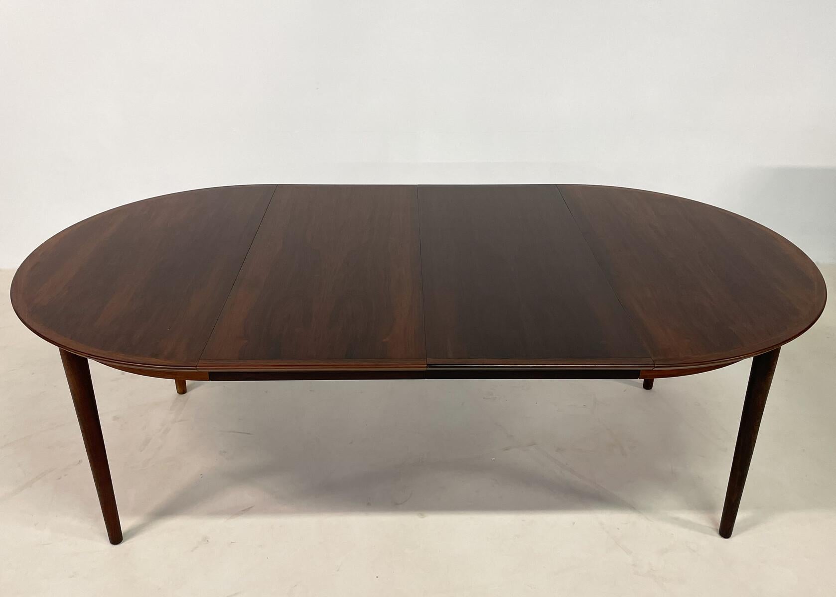 Milieu du XXe siècle Table de salle à manger ronde moderne du milieu du siècle, avec 2 rallonges, années 1960 en vente