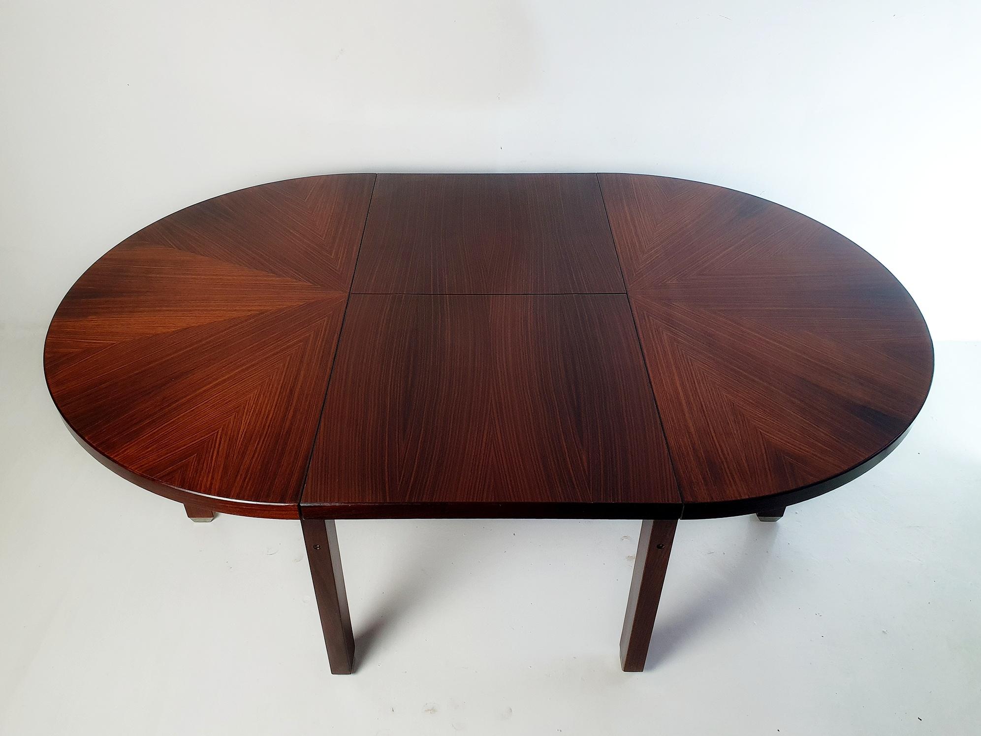 Table de salle à manger ronde à rallonge conçue par Ico Parisi pour MIM Roma en 1958. Ico Parisi a réalisé une collection complète de mobilier d'intérieur pour MIM Roma. Cette table a un diamètre de 120 cm et mesure 180 cm lorsqu'elle est déployée.