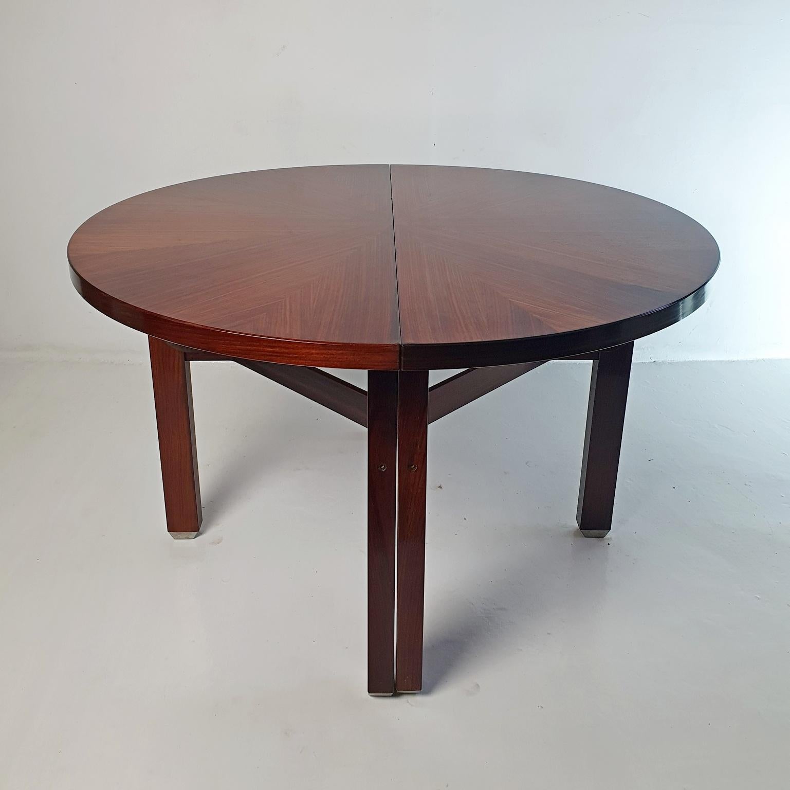 Walnut Mid-Century Modern Round Extendable Dining Table by Ico Parisi for Mim Italy For Sale