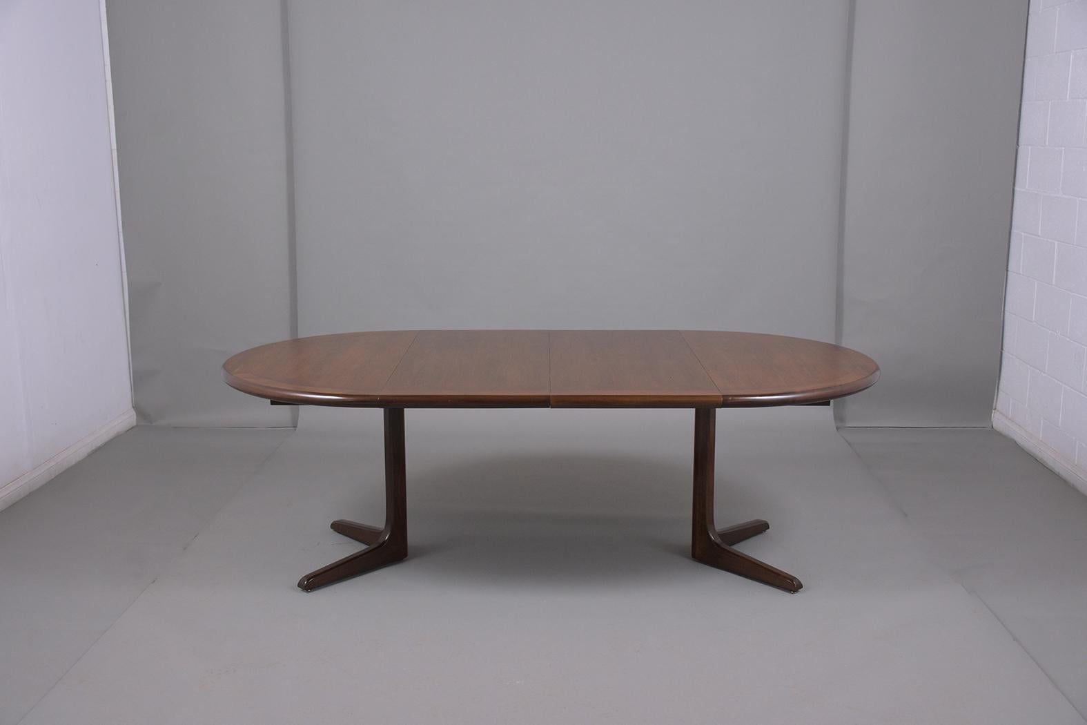 Metal Mid-Century Modern Round Extendable Dining Table