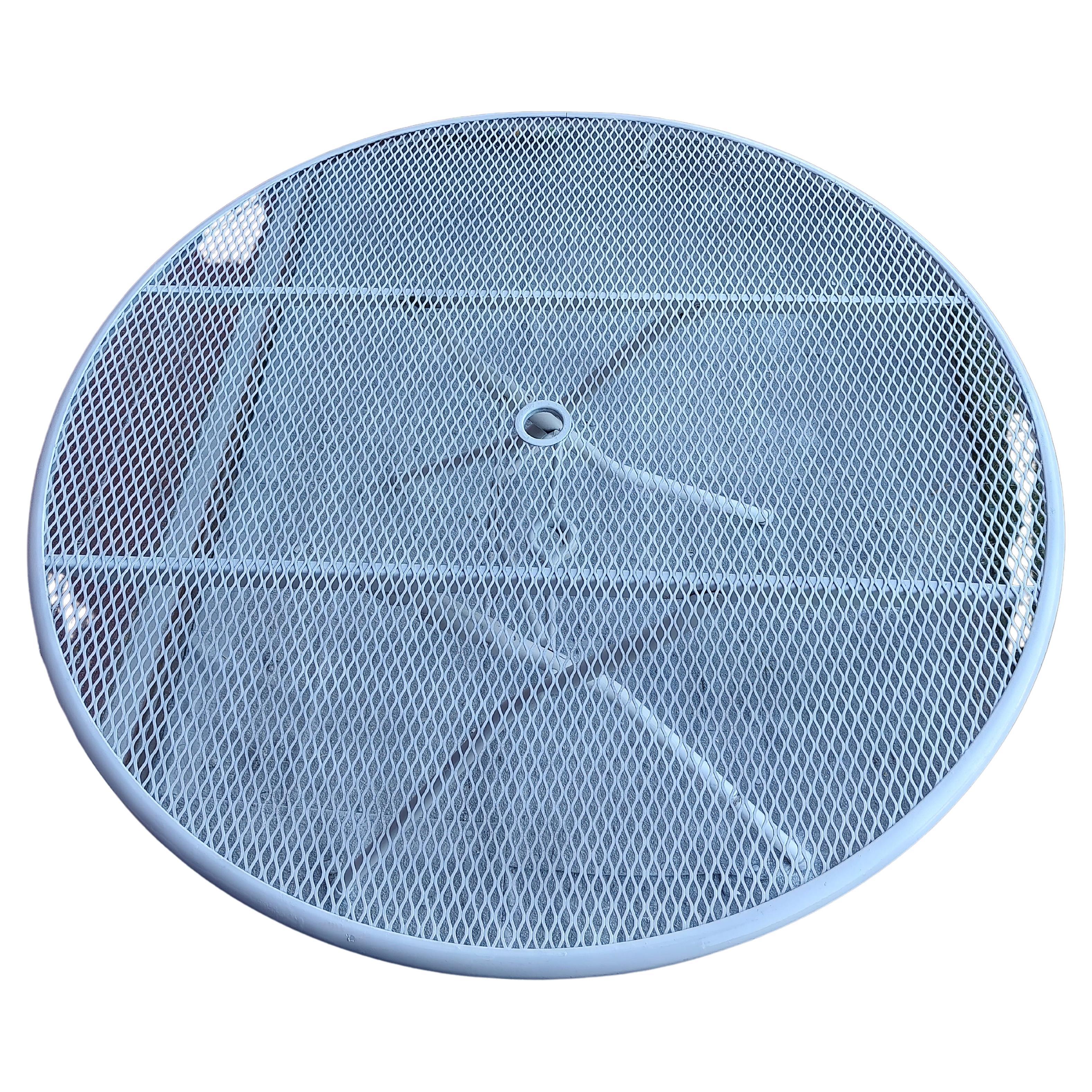Fabuleux et également pliable. Le toit en maille de 42 pouces est doté d'un trou de fixation pour le parapluie dans la partie supérieure. Peut accueillir de 4 à 6 personnes. En excellent état vintage avec une usure minimale. Se plie facilement et