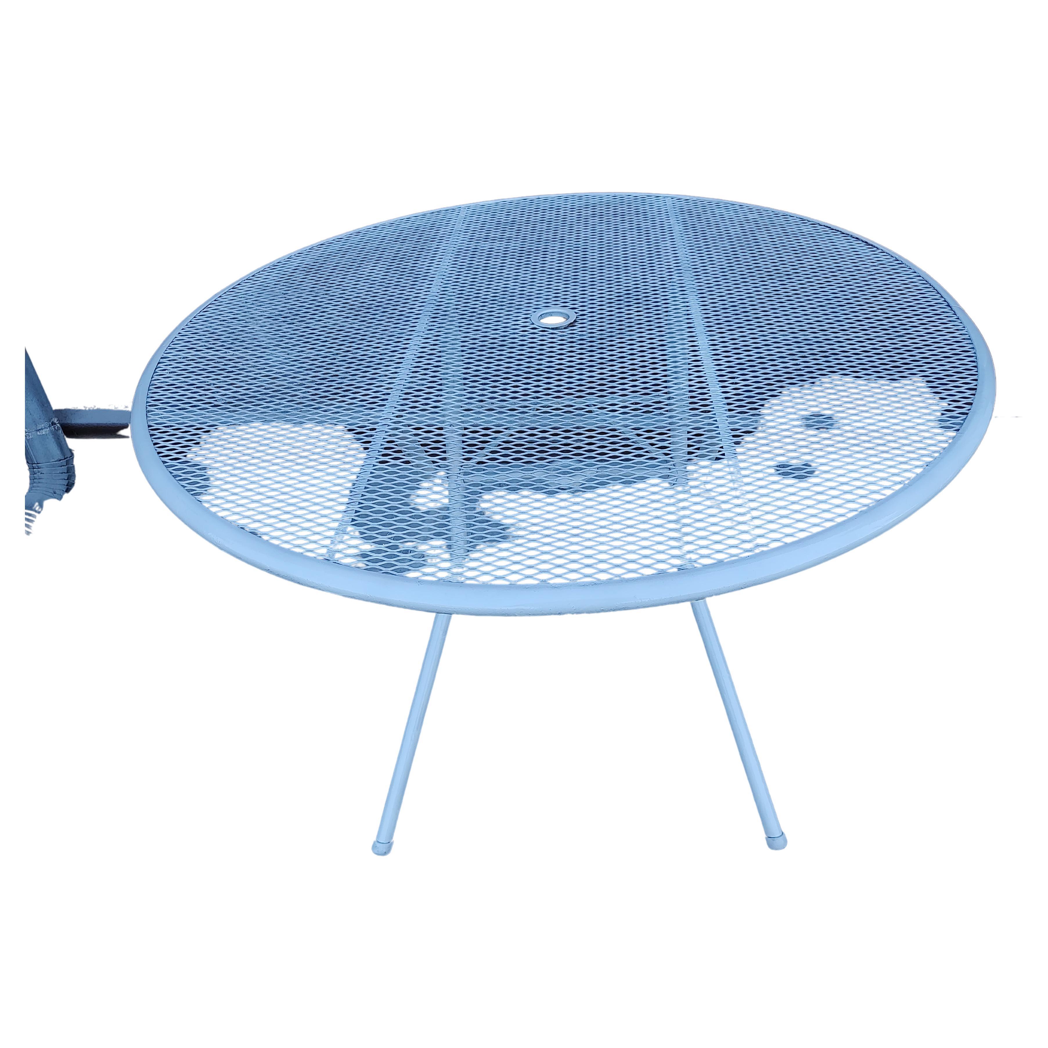 Mid-Century Modern Table ronde moderne du milieu du siècle dernier, avec plateau en maille plissée, Russell Woodard C1960 en vente