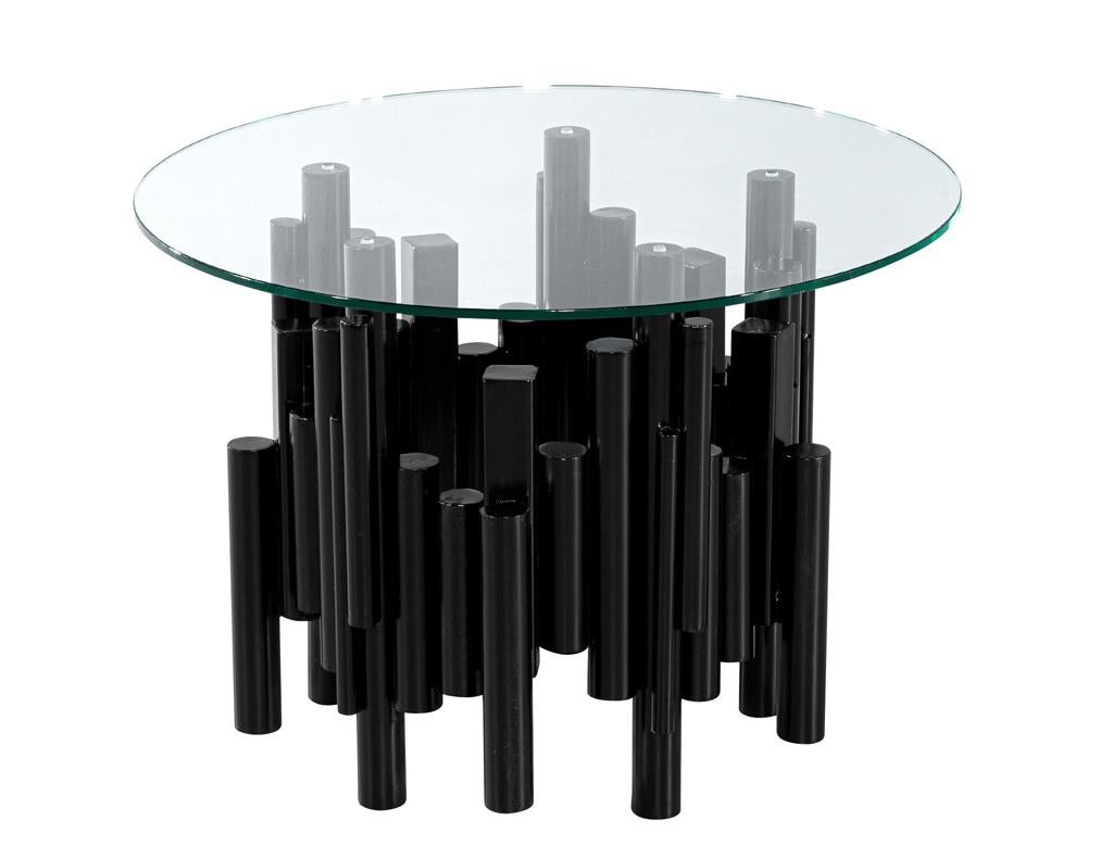 Voici notre étonnante table ronde en verre et métal de style Mid-Century Modern, un mélange parfait de style et de fonctionnalité inspiré par les designs emblématiques des années 1970. Cette pièce exquise est dotée d'un élégant plateau de verre rond
