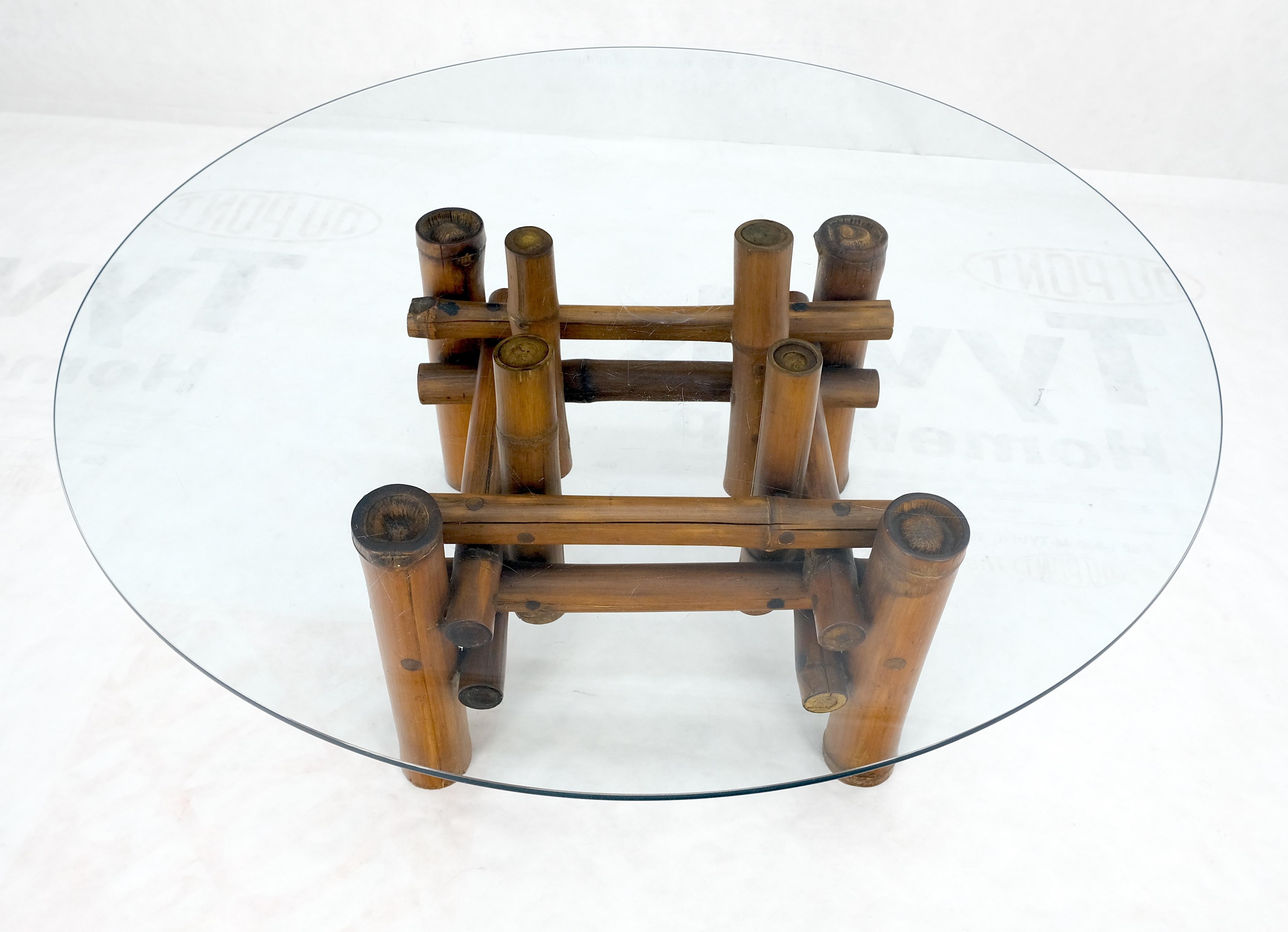 20ième siècle Table basse ronde mi-siècle moderne avec plateau en verre de diamètre épais et base en bambou MINT en vente