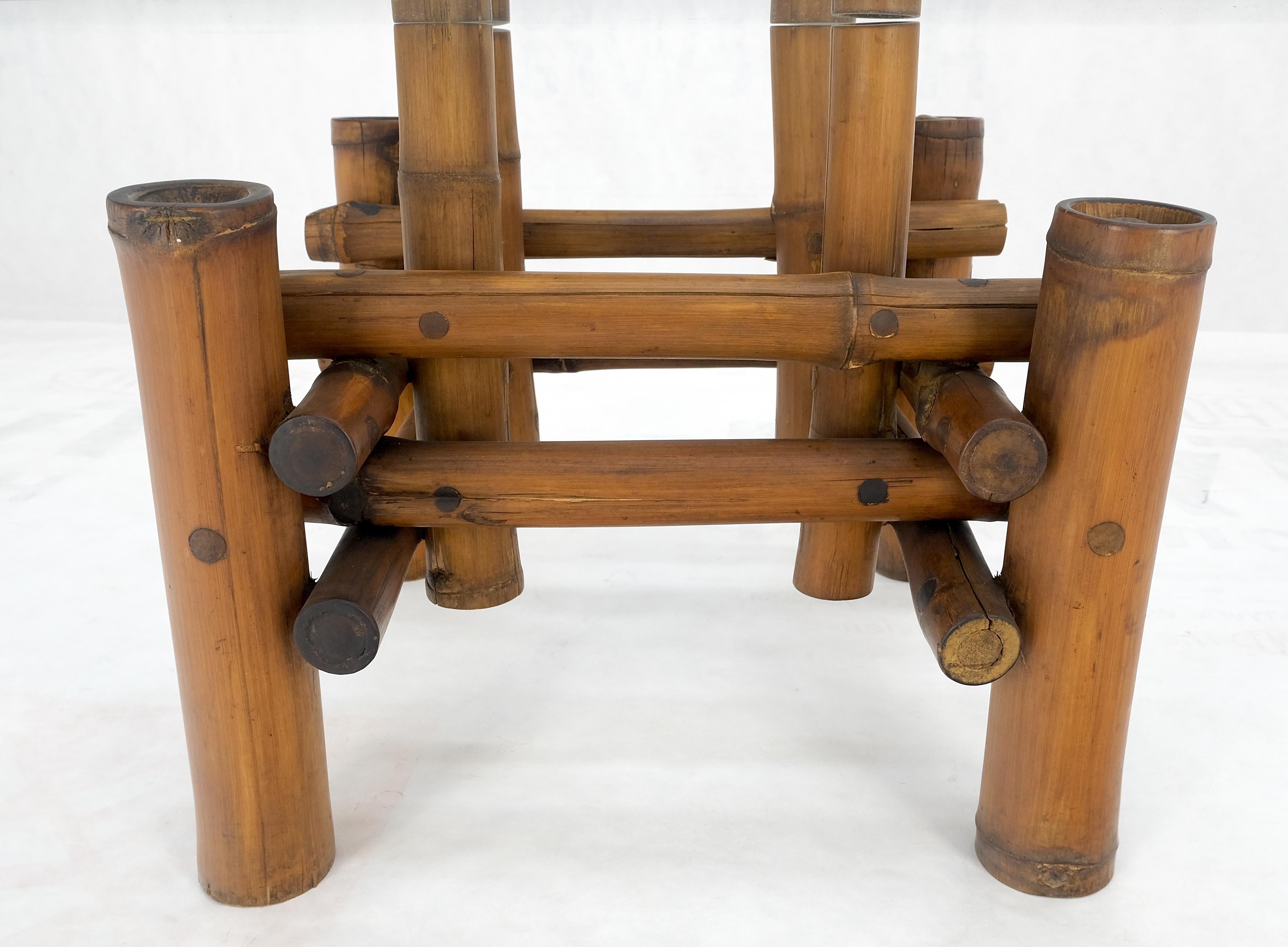 Rotin Table basse ronde mi-siècle moderne avec plateau en verre de diamètre épais et base en bambou MINT en vente