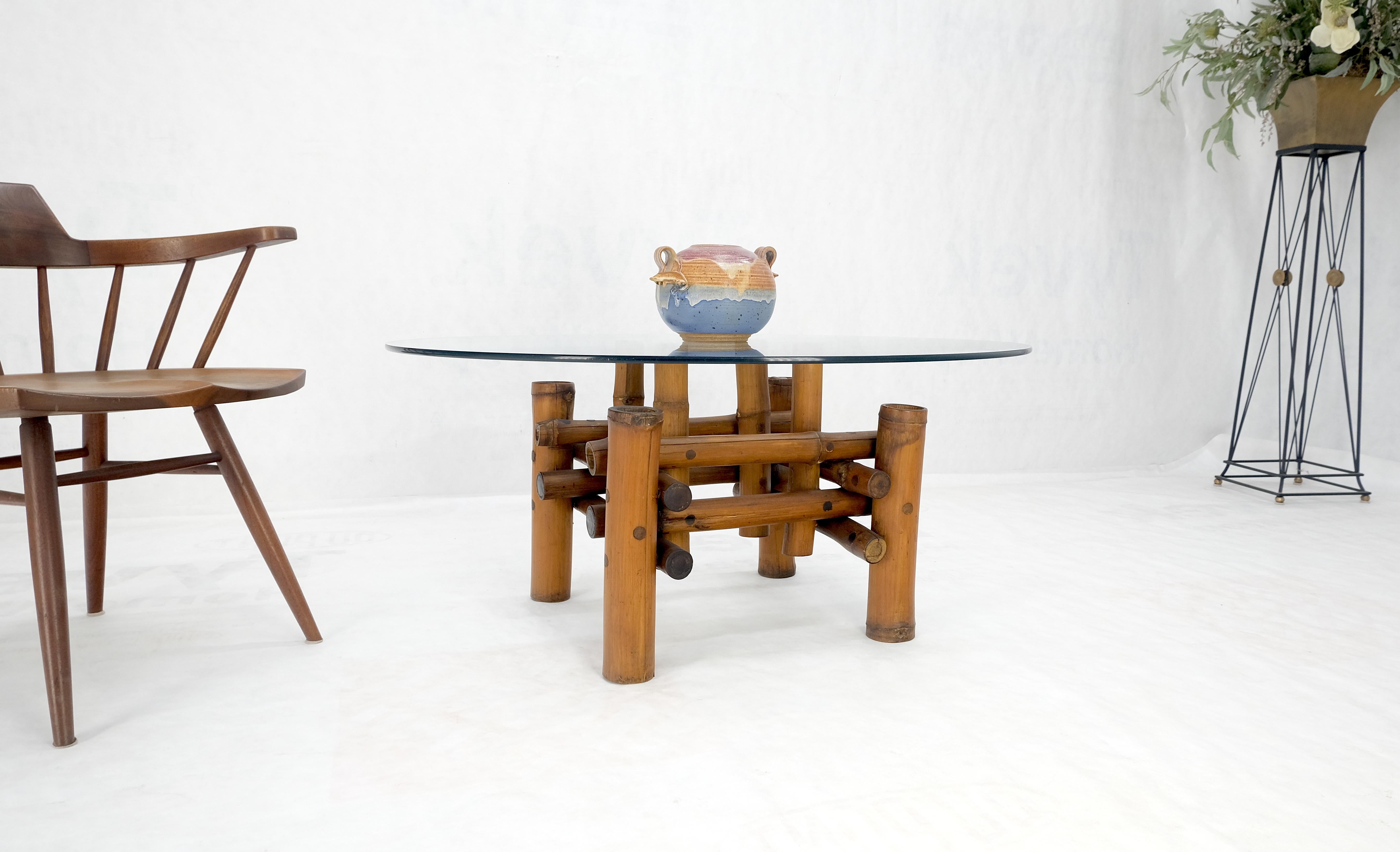 Table basse ronde mi-siècle moderne avec plateau en verre de diamètre épais et base en bambou MINT en vente 3