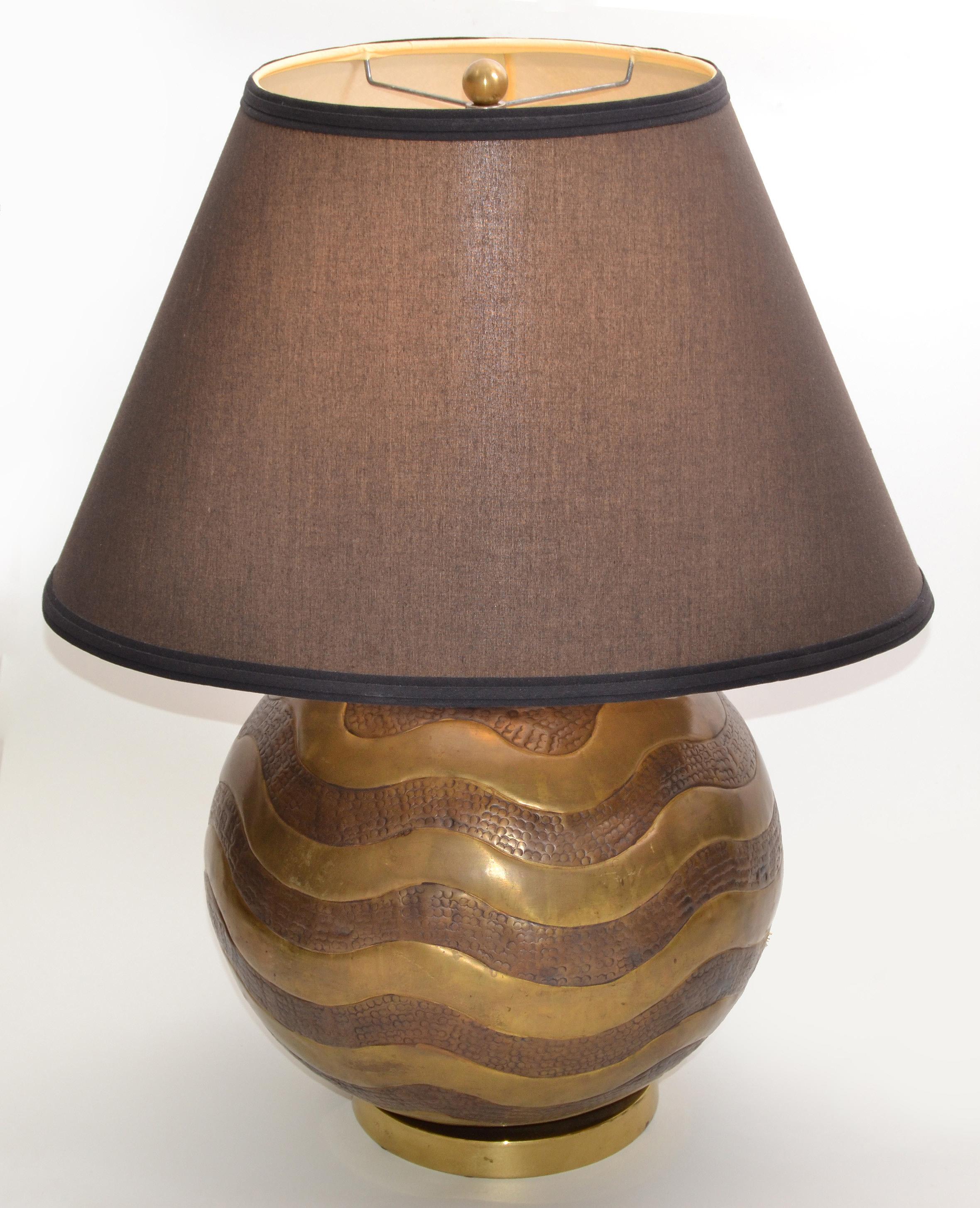 Three patina metal hand-hammered brass, copper and bronze round table lamp.
Perfect working condition and takes one regular light bulb, max. 75 watts or LED.
Comes with harp and finial.
Note: No shade.