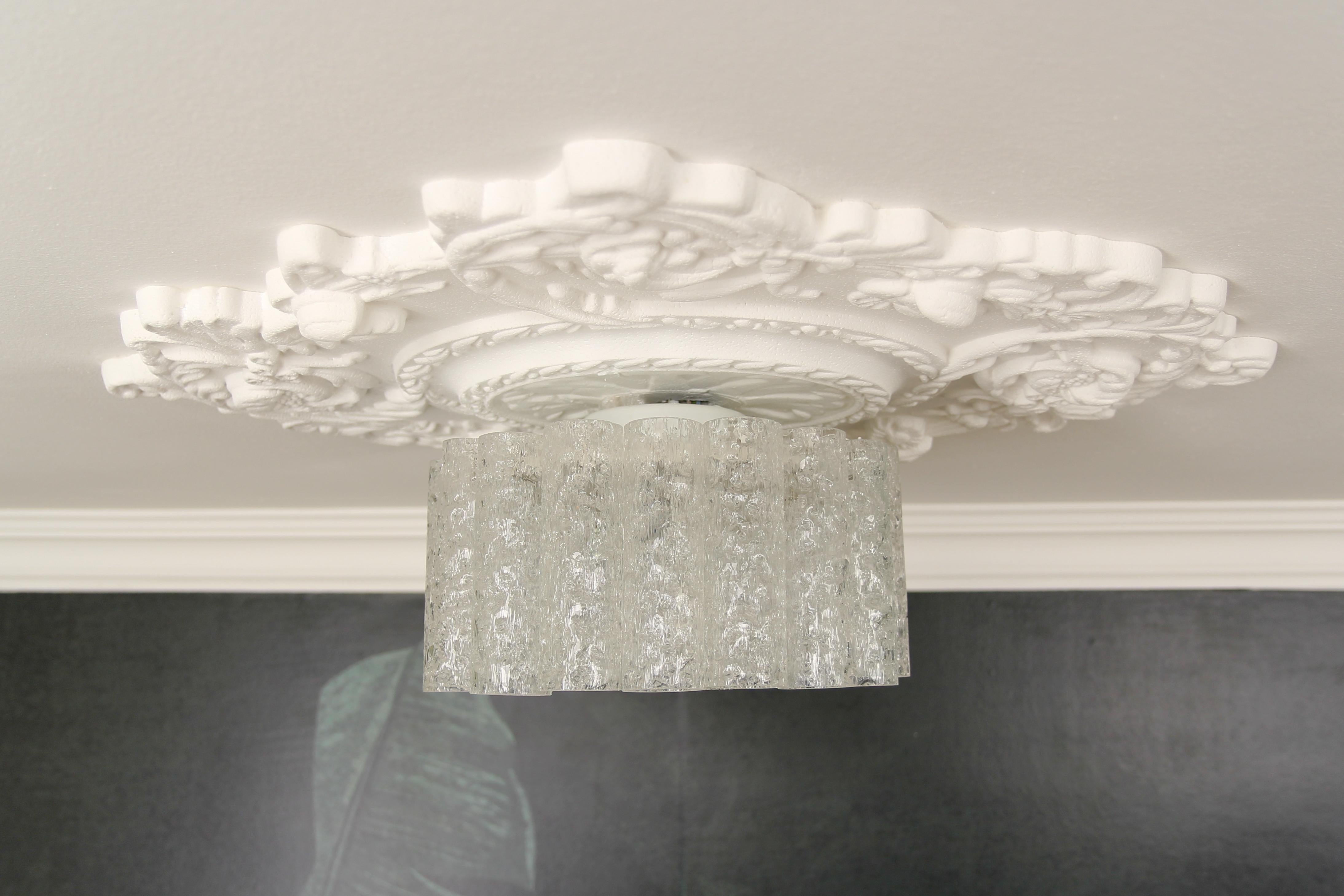 Lampadario rotondo a tubi di vetro di ghiaccio di Doria, anni '60 ca. in vendita 4