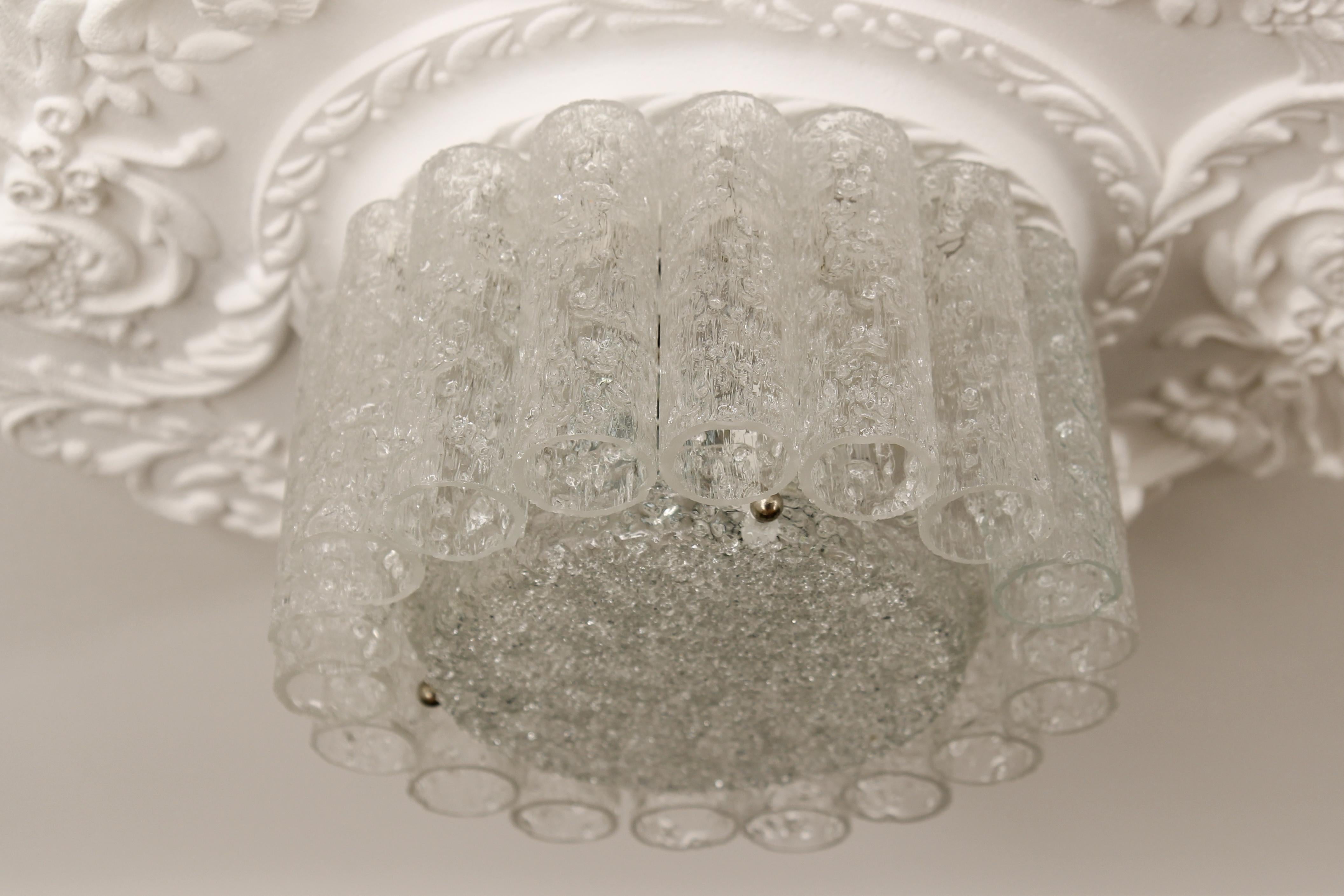 Lampadario a sospensione a tubi rotondi in vetro di ghiaccio di Doria, anni '60 ca.
Un bellissimo lampadario a due luci in cristallo ghiacciato e metallo della Doria Werkstätten, risalente alla metà del secolo scorso, in Germania. 
Questa adorabile