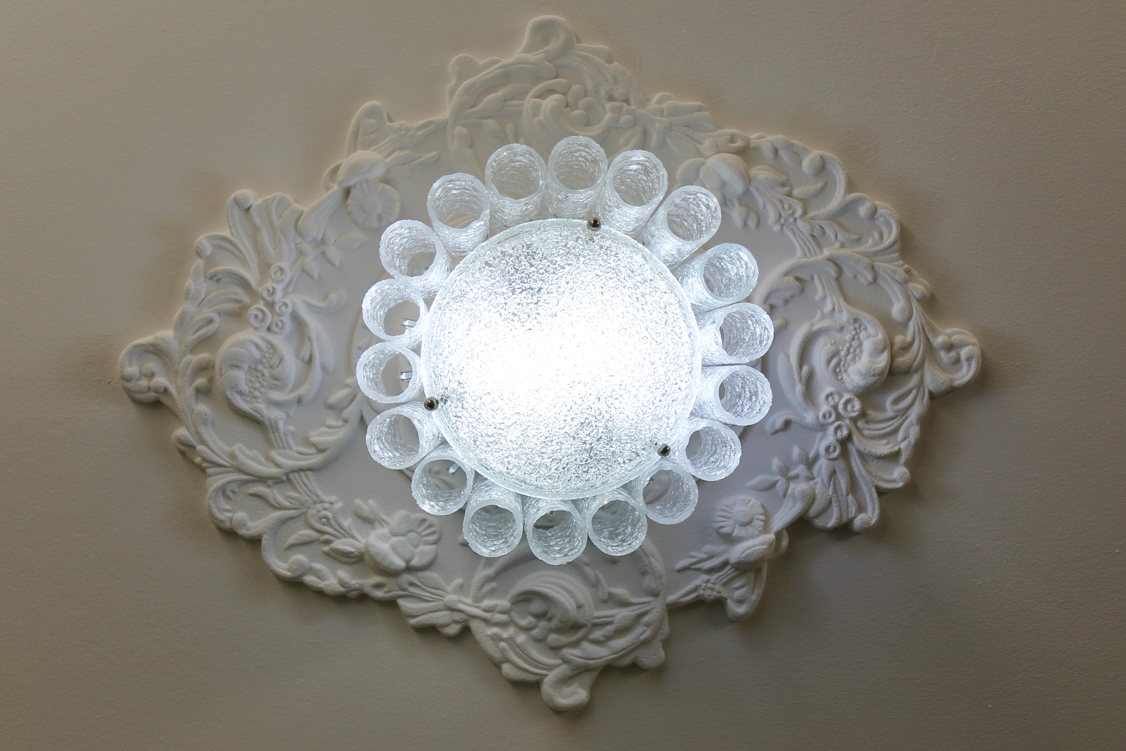 Satinato Lampadario rotondo a tubi di vetro di ghiaccio di Doria, anni '60 ca. in vendita