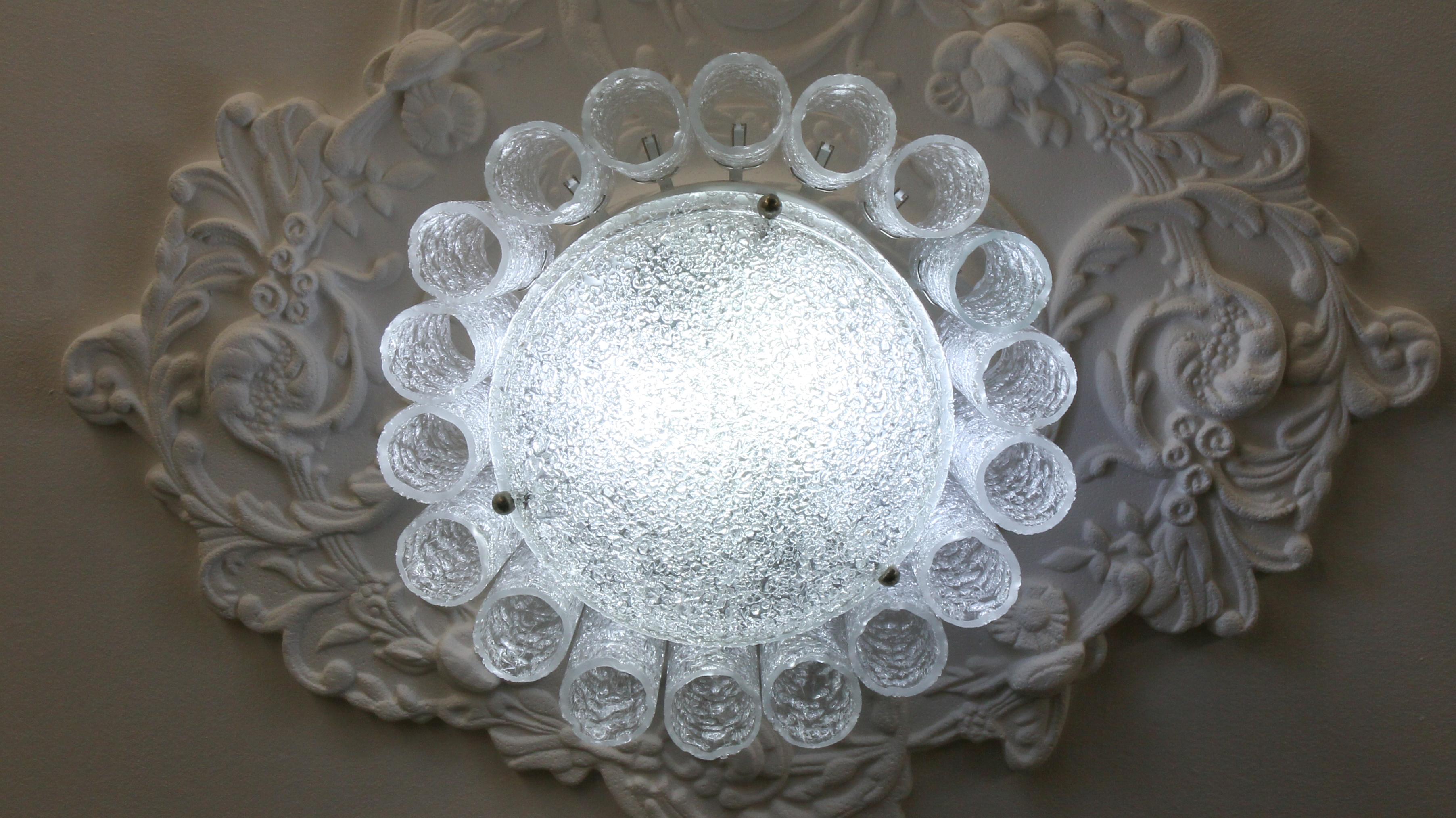 Lampadario rotondo a tubi di vetro di ghiaccio di Doria, anni '60 ca. In condizioni buone in vendita a Barntrup, DE