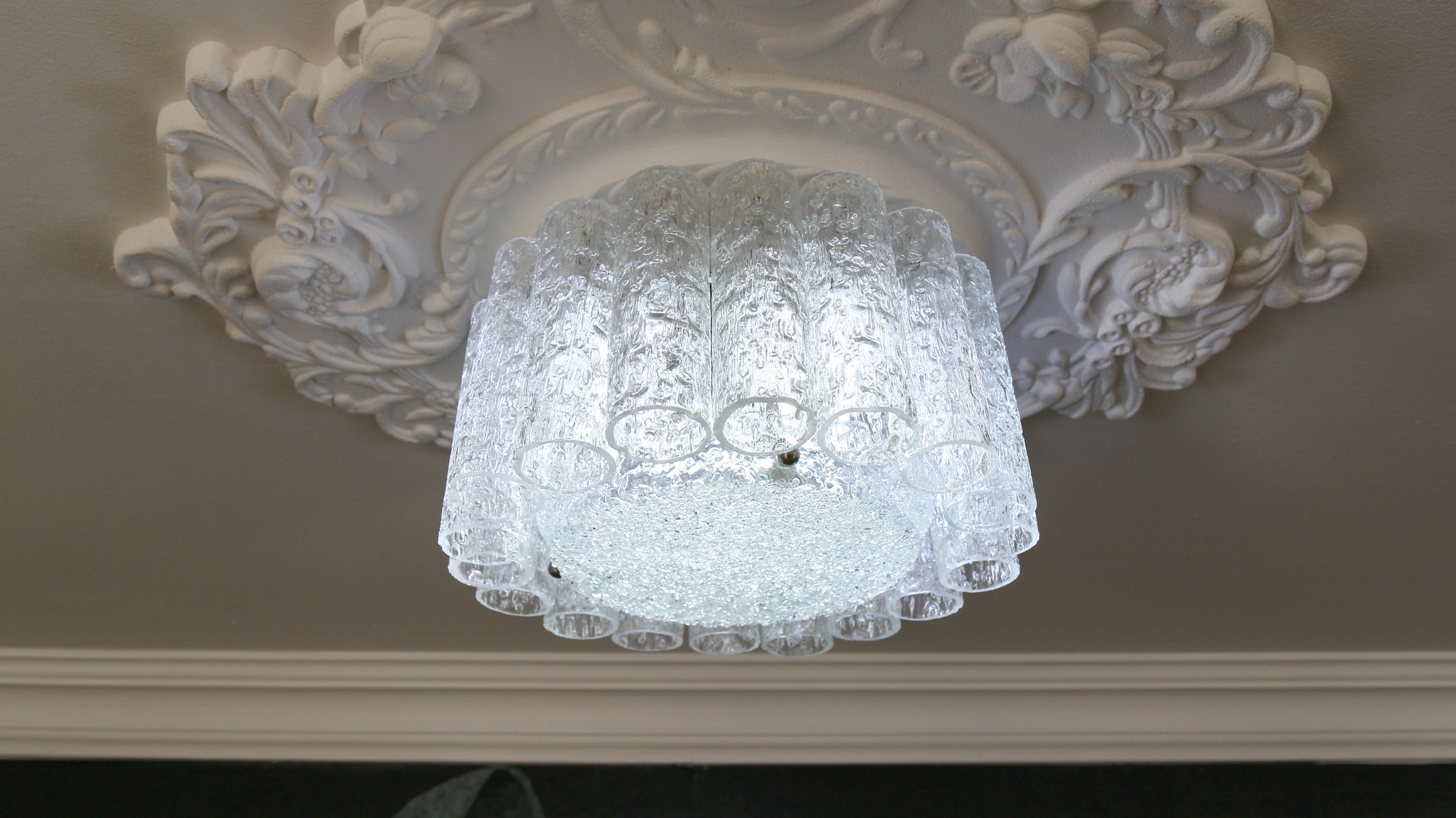 Metà XX secolo Lampadario rotondo a tubi di vetro di ghiaccio di Doria, anni '60 ca. in vendita