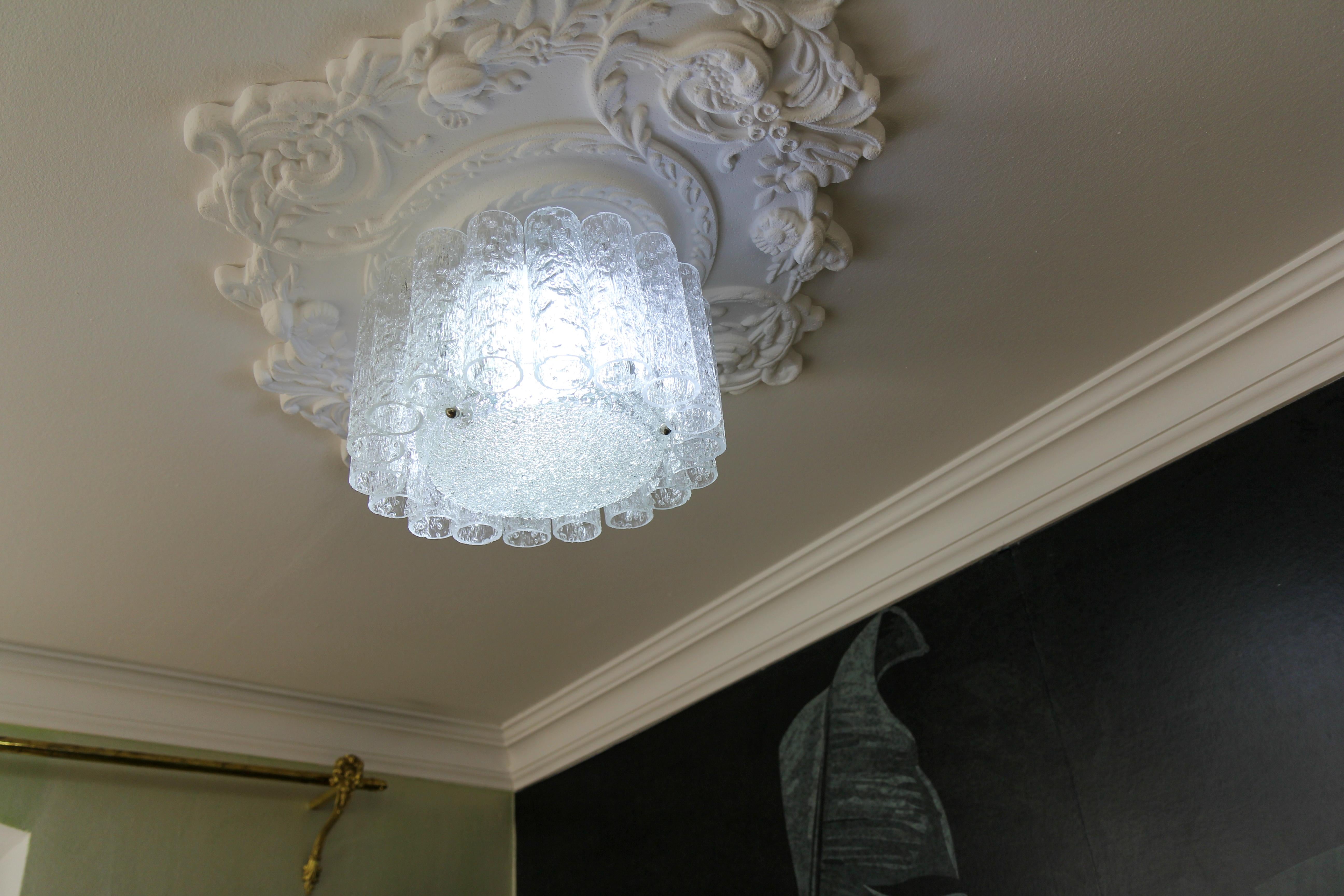 Metallo Lampadario rotondo a tubi di vetro di ghiaccio di Doria, anni '60 ca. in vendita