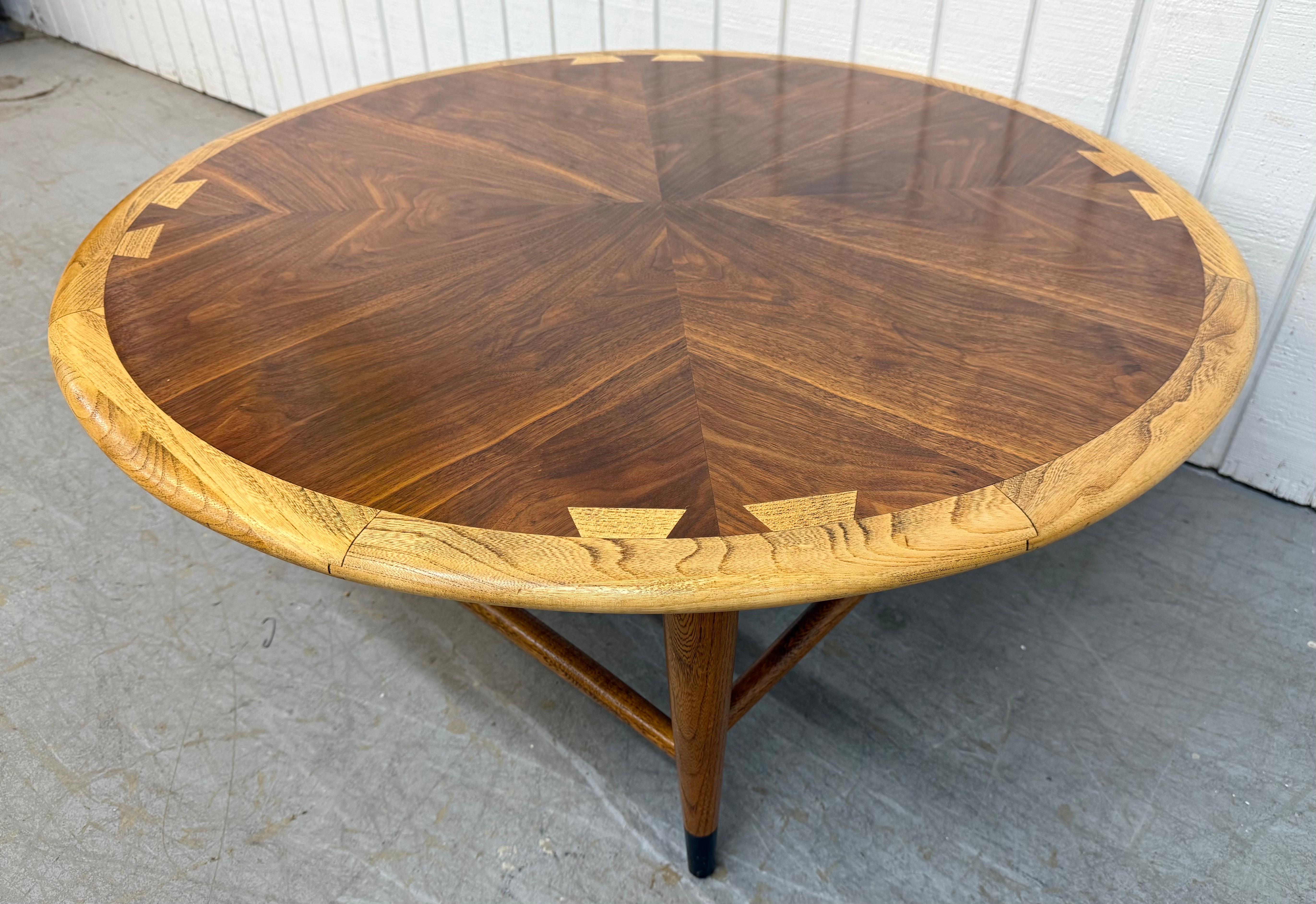 Mid-Century Modern Round Lane Acclaim Coffee Table In Good Condition For Sale In Clarksboro, NJ