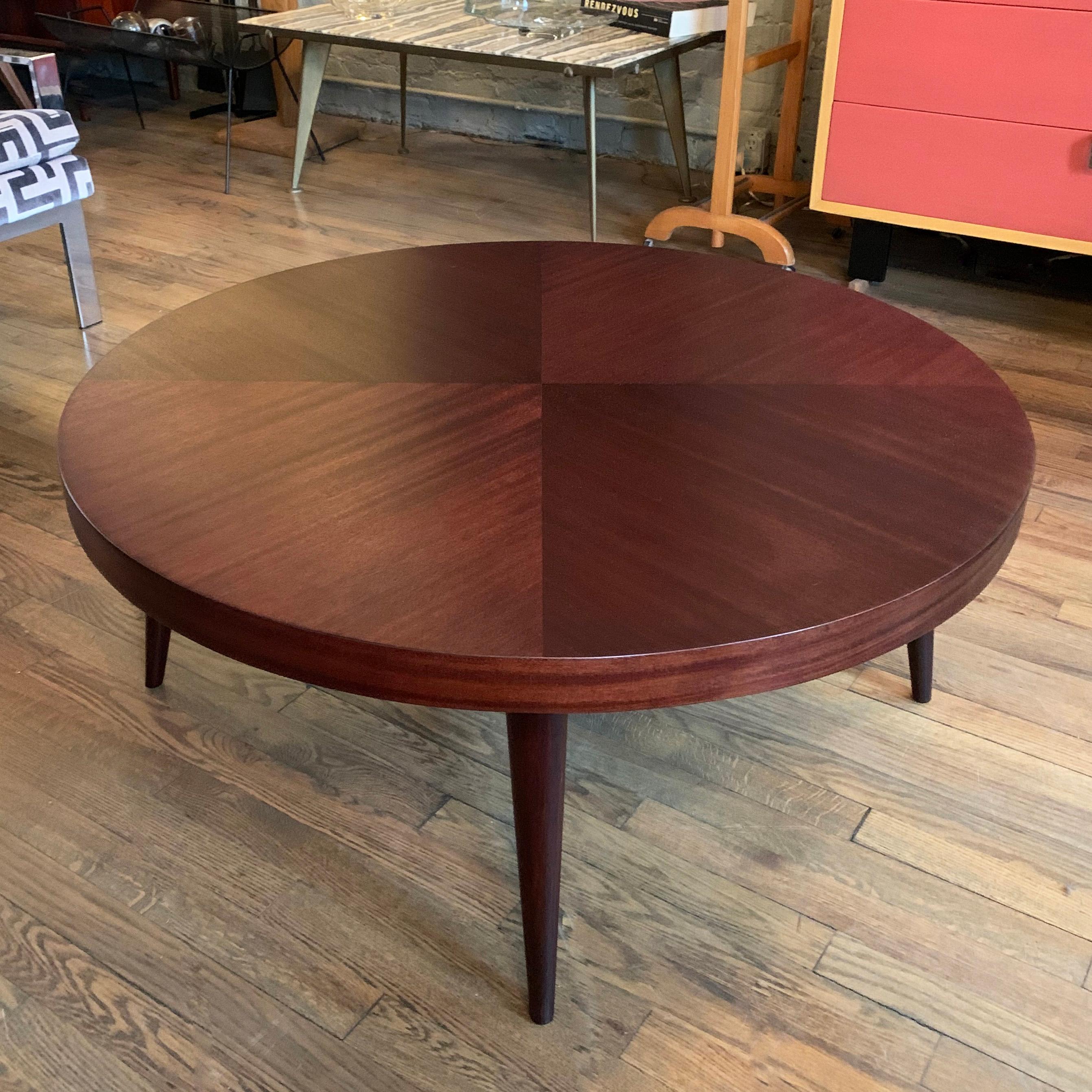 Mid-Century Modern Round Mahogany Coffee Table In Good Condition In Brooklyn, NY