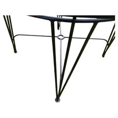 Mesa de comedor de exterior redonda con tablero de malla, moderna de mediados de siglo, de John Salterini