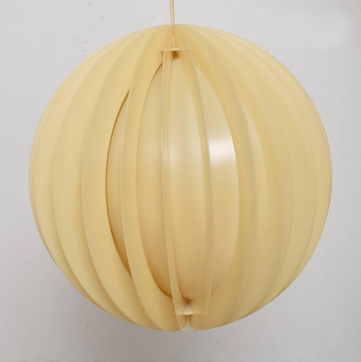 For your consideration, a Mid-Century Modern round pendant lighting plexiglass.
Vintage, color sun faded.
Dimensions: 16