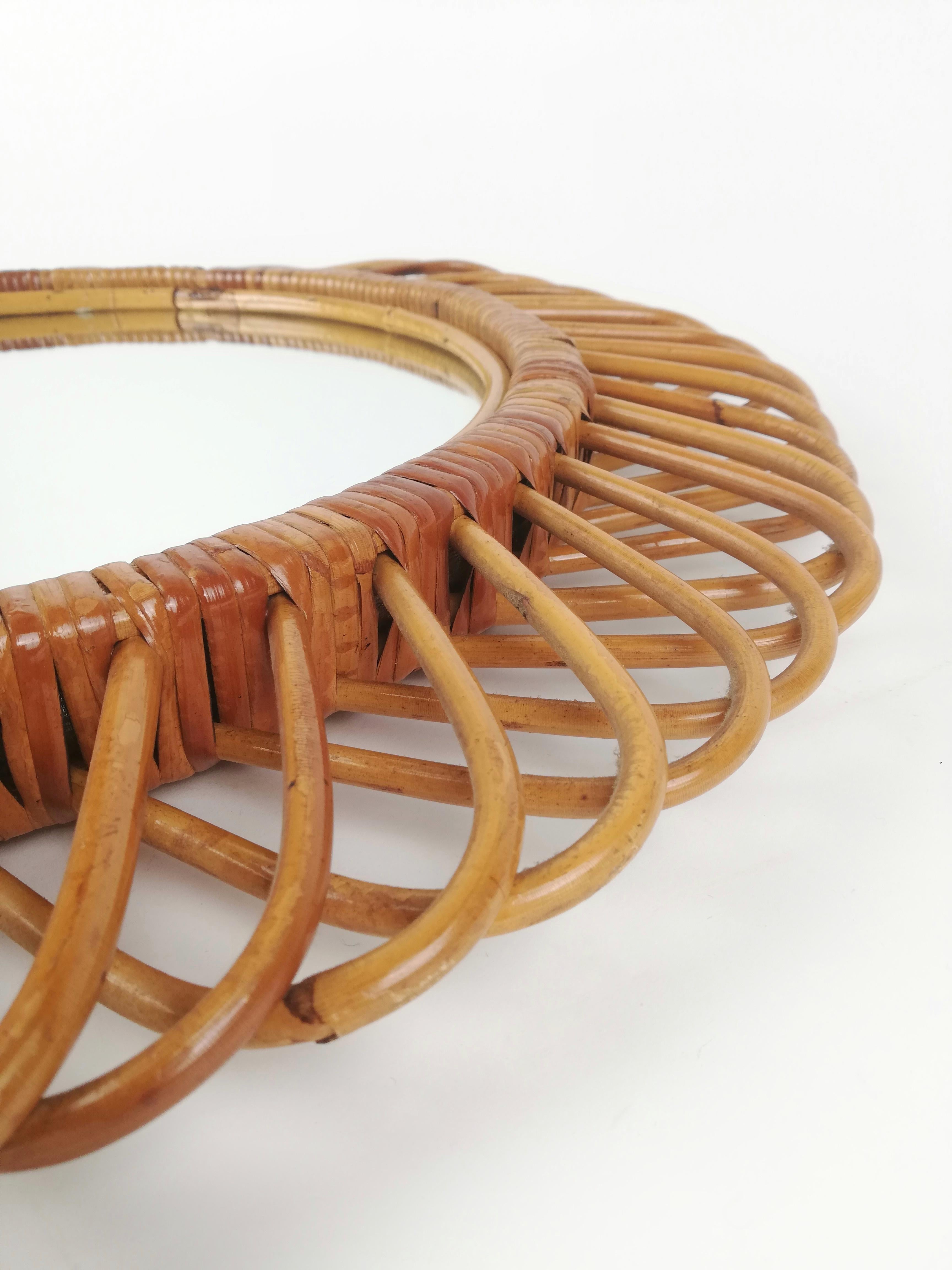 Tessuto a mano Specchio rotondo in rattan e bambù della modernità di metà secolo, Italia, anni '60 in vendita