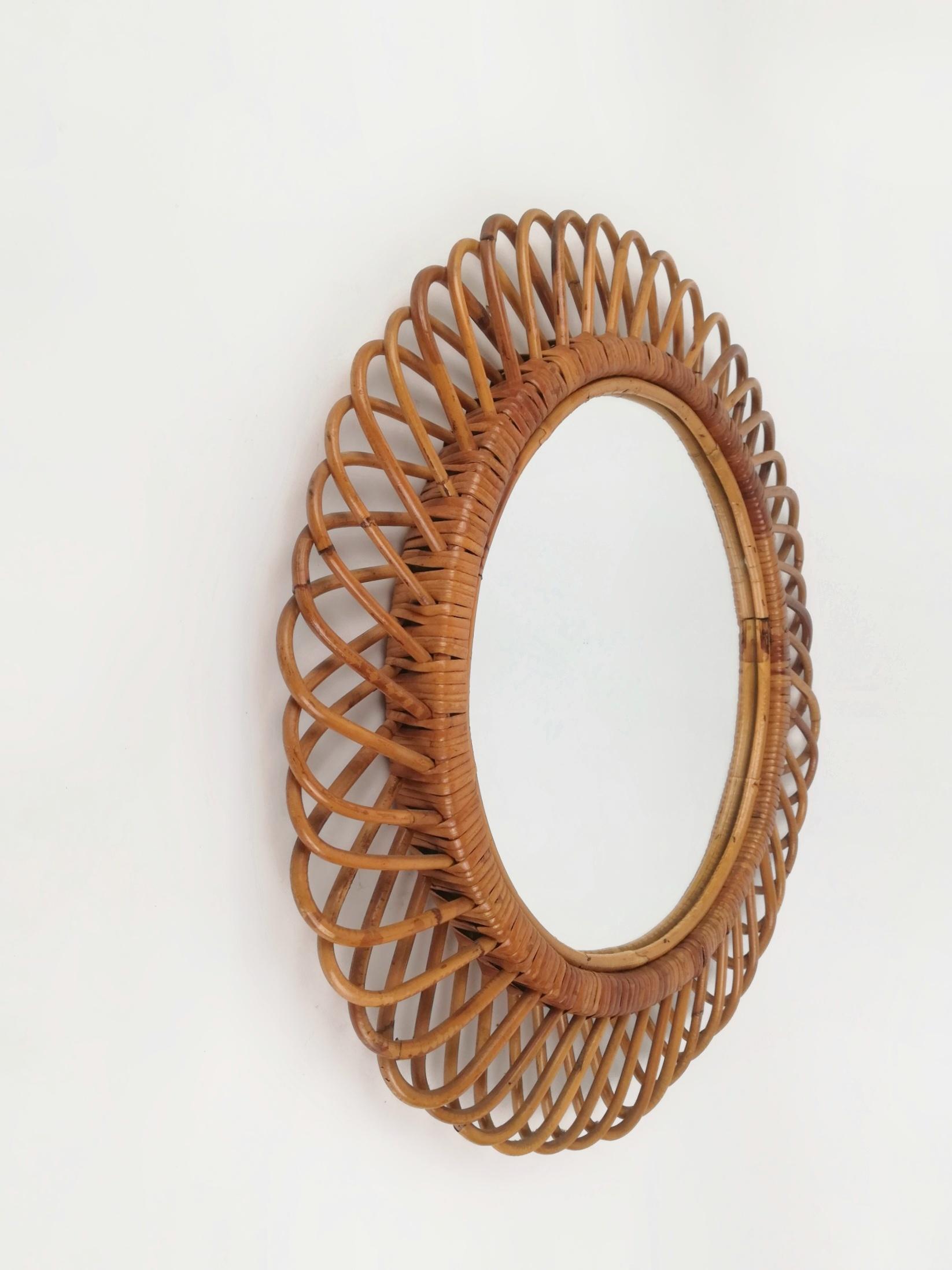 Specchio rotondo in rattan e bambù della modernità di metà secolo, Italia, anni '60 in vendita 1