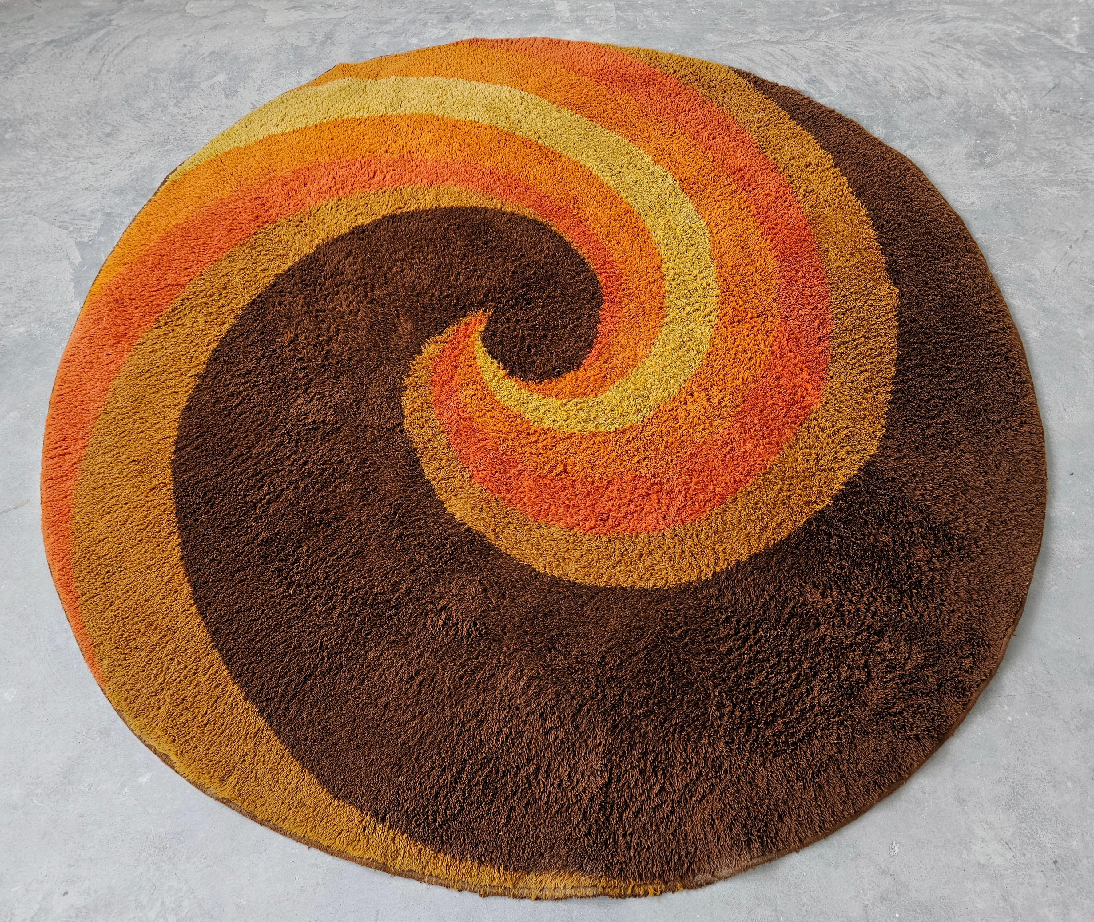 Vous trouverez dans cette annonce un très rare tapis rond Rya Mid Century Modern fabriqué par Reichel. Il est fabriqué en 100% laine et présente un motif tourbillonnant. Fabriqué en Allemagne de l'Ouest dans les années 1970.

Très bon état vintage