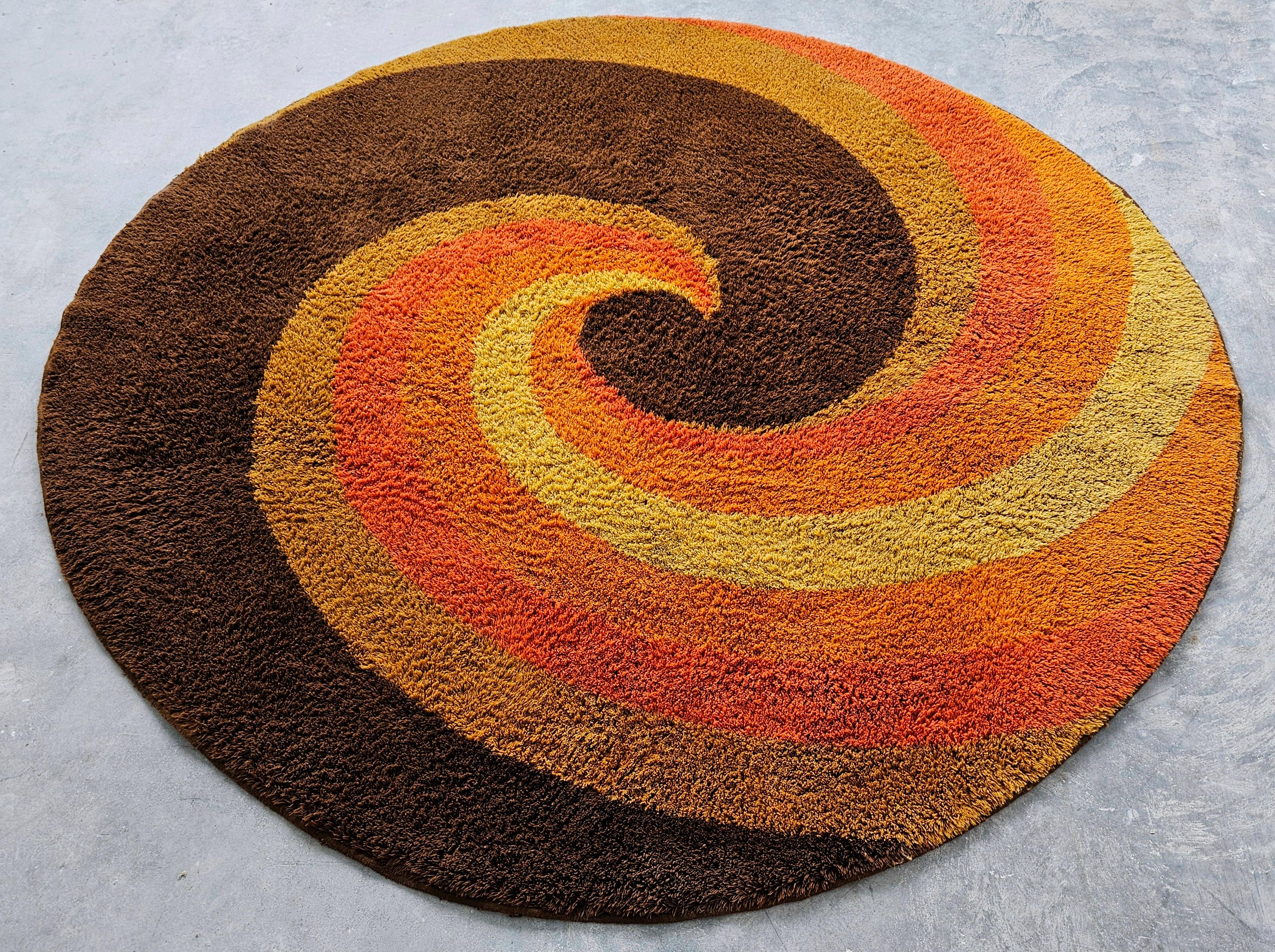 Grand tapis Rya rond Op Art moderne du milieu du siècle dernier par Reichel, Allemagne de l'Ouest, 1970 Bon état - En vente à Beograd, RS