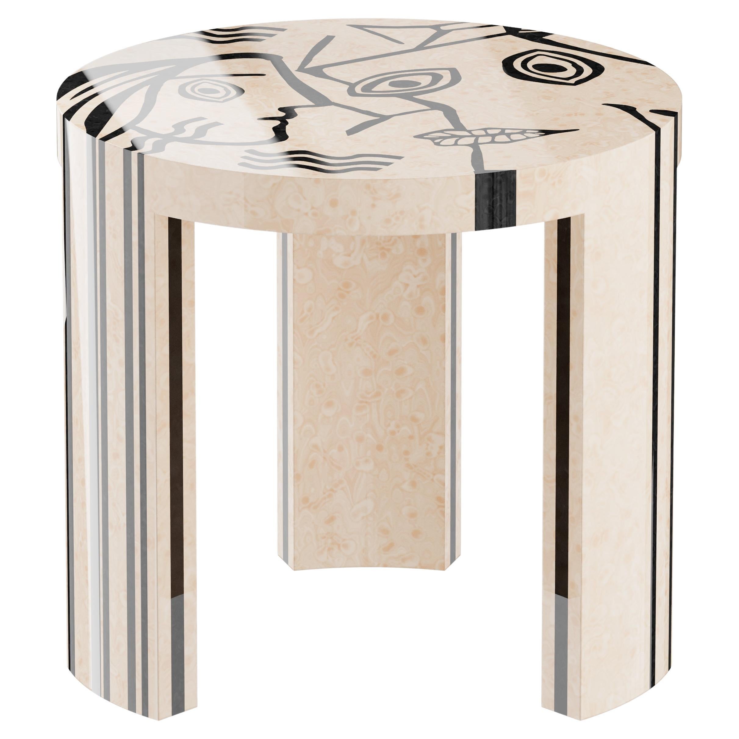 Mid-Century Modern Runder Beistelltisch Abstraktes Kubistisches Muster Weißes Holz Intarsien im Angebot