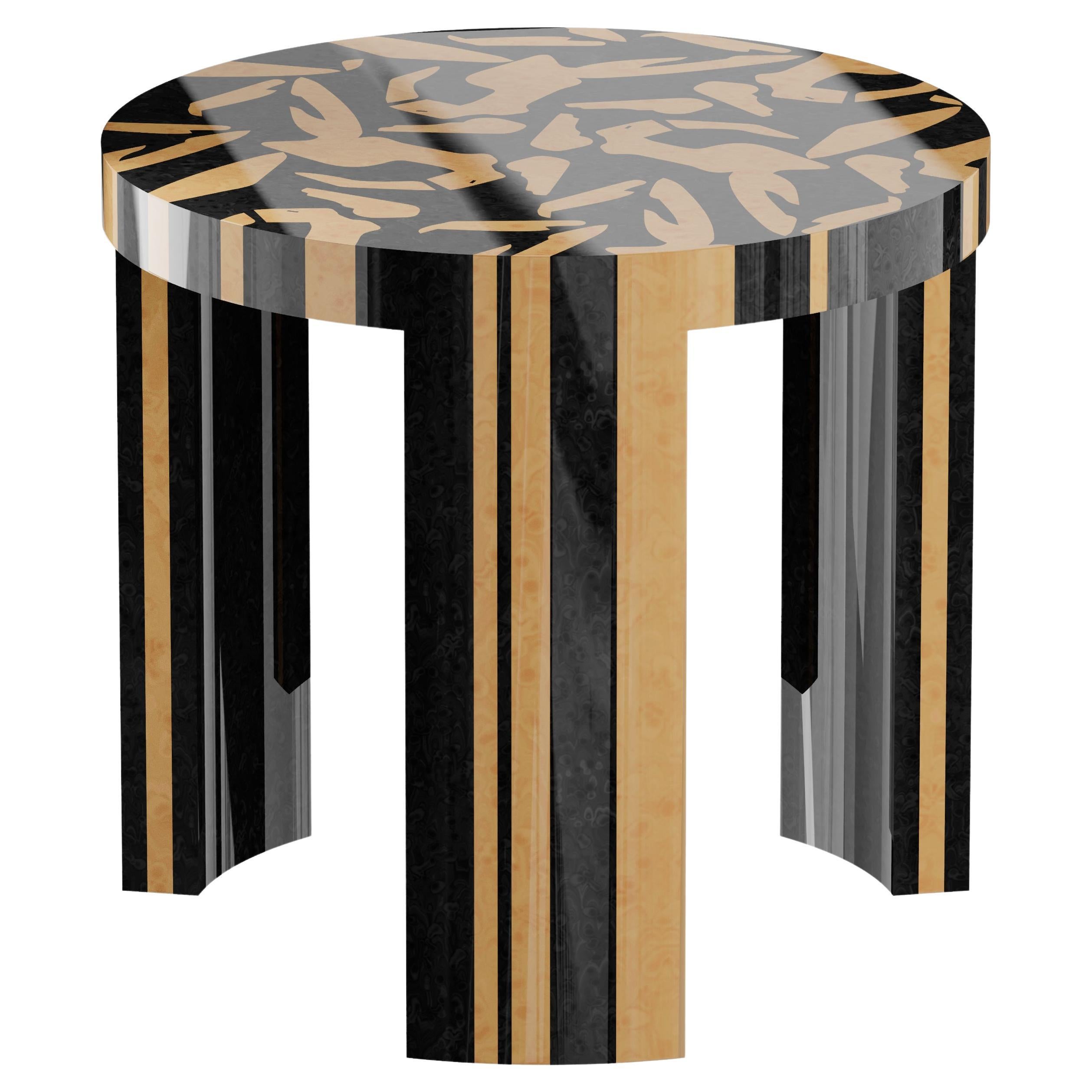 Moderner runder Beistelltisch mit abstraktem Muster aus Holz, Intarsien in Beige und Schwarz