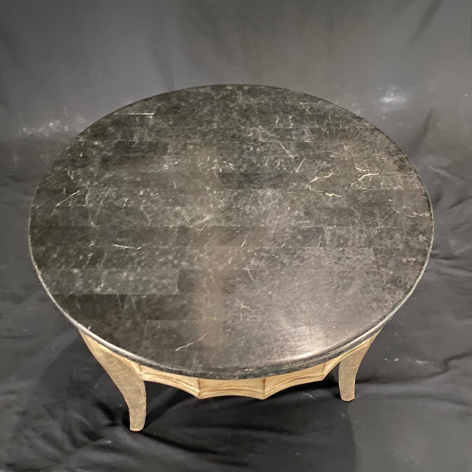 Argenté Table d'appoint ronde à feuilles d'argent et plateau en marbre vert, style moderne du milieu du siècle dernier en vente