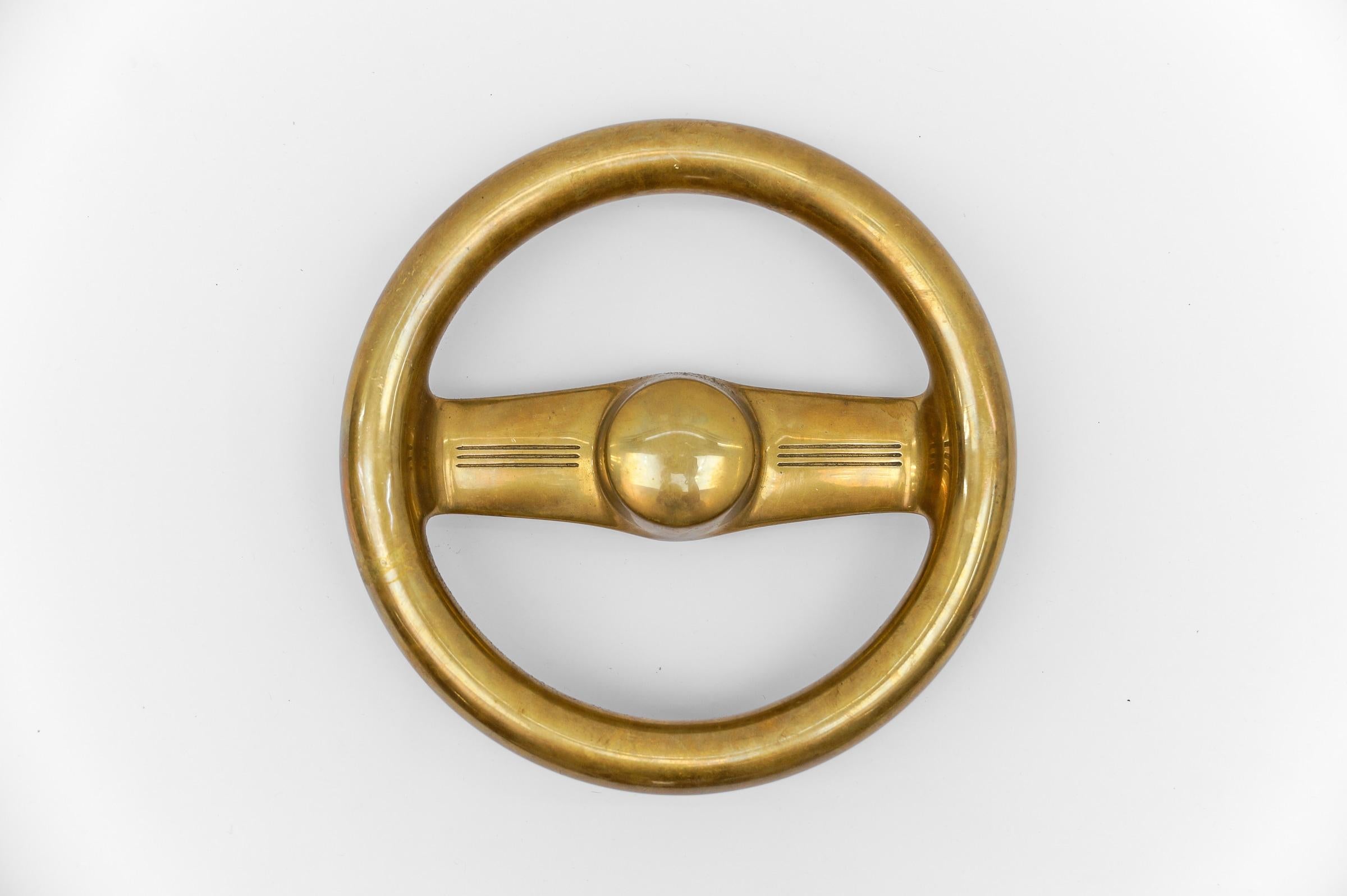 Mid-Century Modern runder Tresorgriff aus massivem Messing, 1950er Jahre Deutschland

5,9 kg massives Messing.

Sehr guter Zustand, leichte Gebrauchsspuren und Patina.