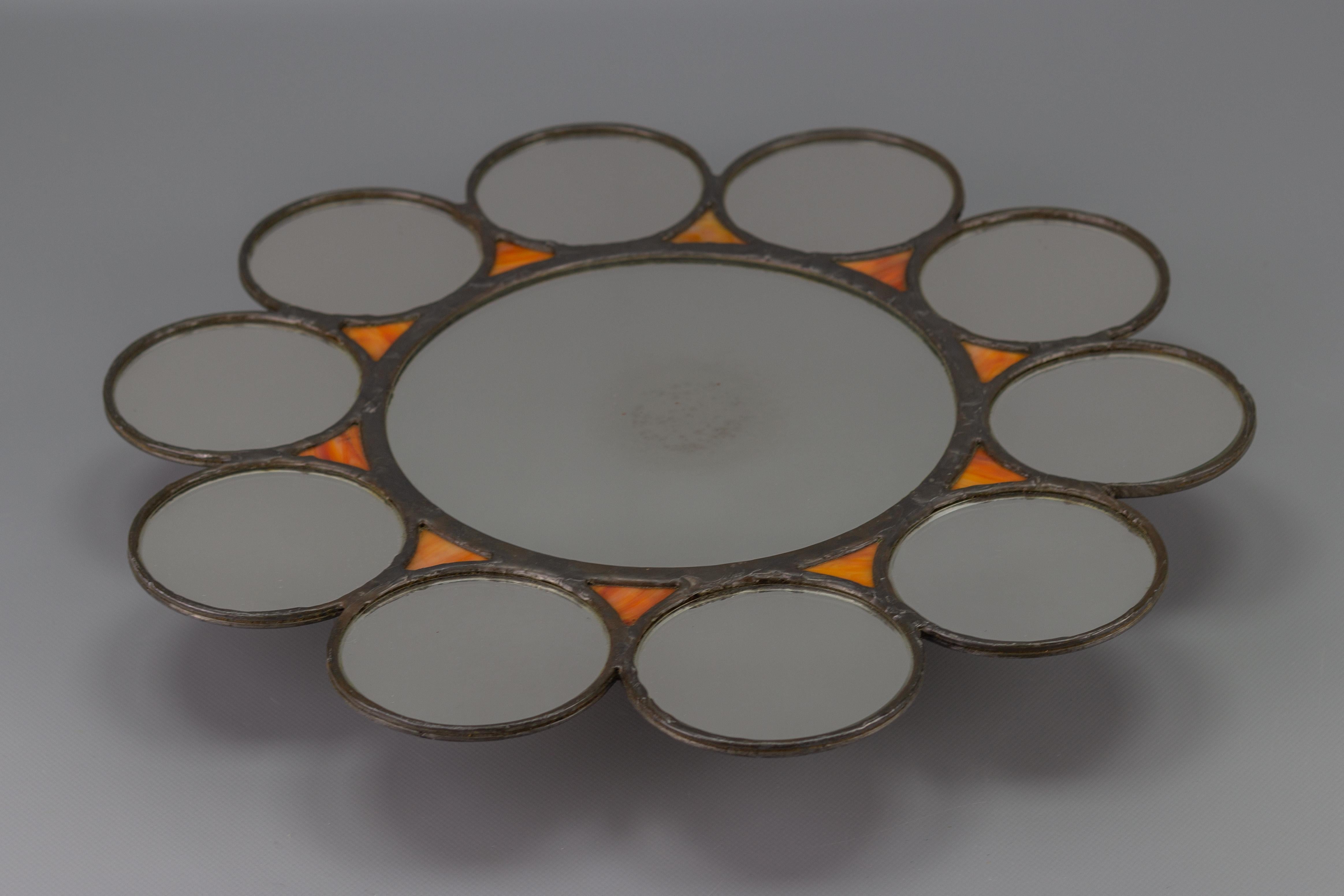 Runder, sonnenförmiger Wandspiegel aus Metall und orangefarbenem Glas, Moderne der Mitte des Jahrhunderts im Angebot 4