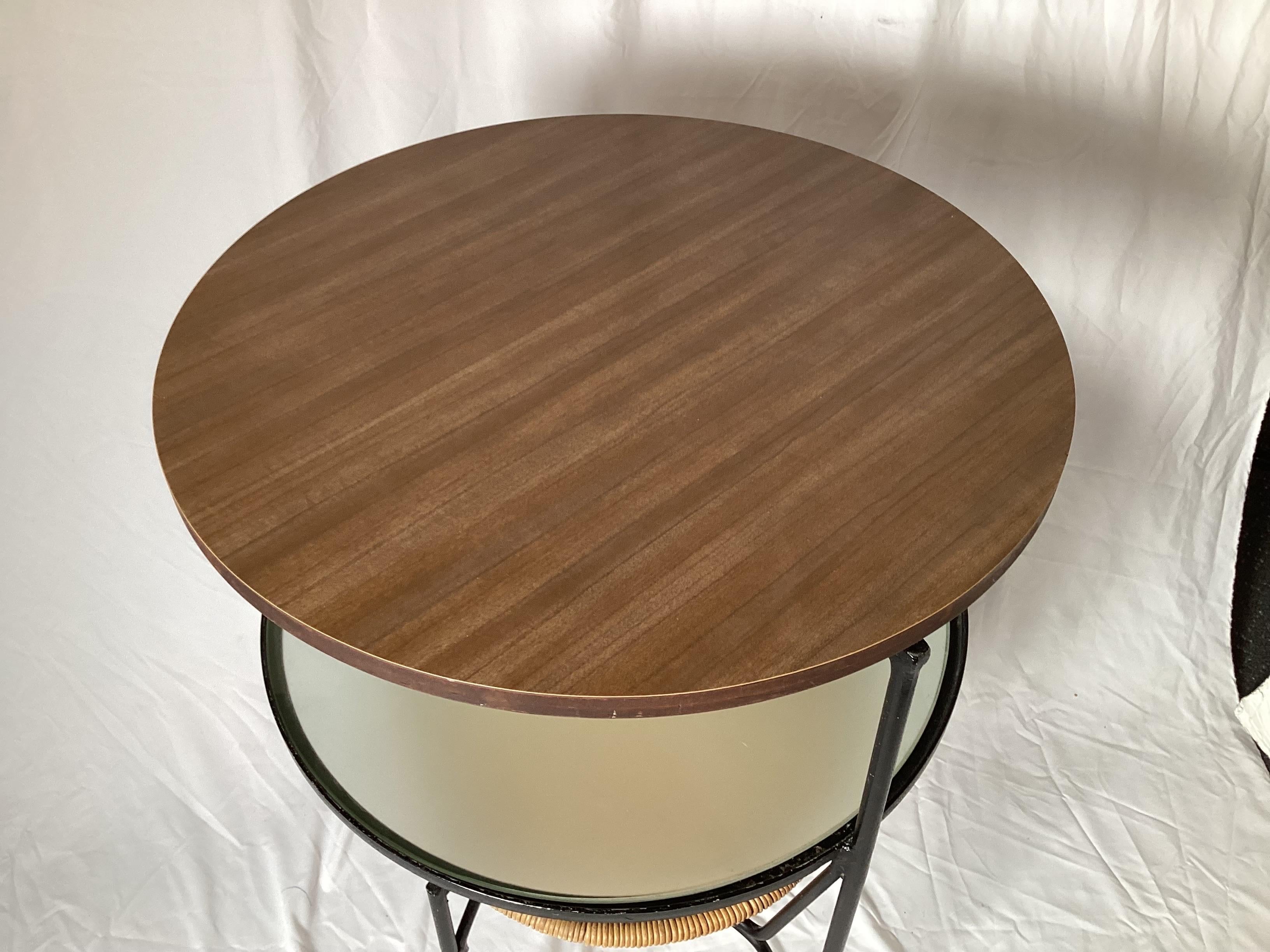 Osier Table ronde pivotante moderne du milieu du siècle dernier, vers 1970 en vente